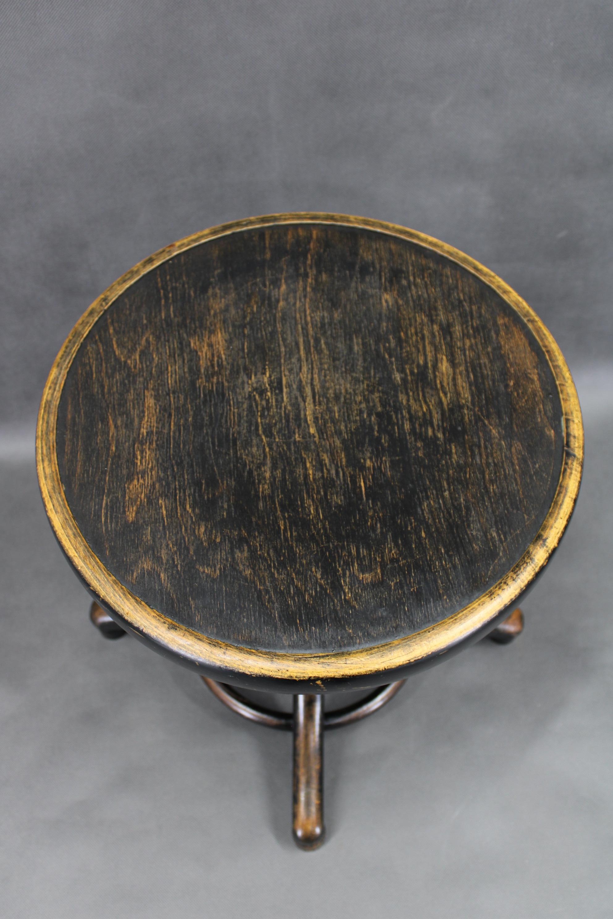 1930s Art Deco Bentwood Adjustable Piano Stool from Czechoslovakia, Thonet Style (Geölt) im Angebot