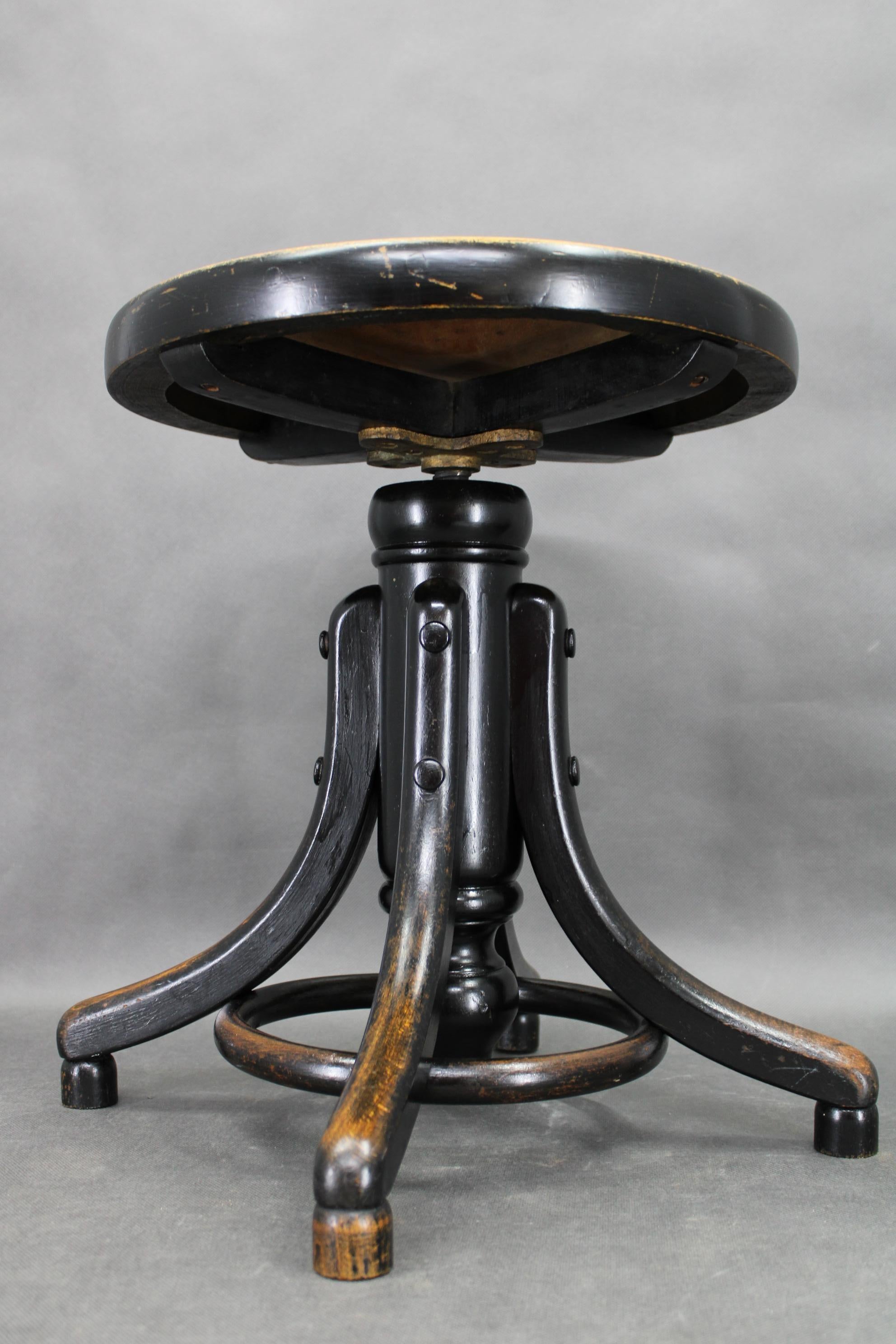 1930s Art Deco Bentwood Adjustable Piano Stool from Czechoslovakia, Thonet Style im Zustand „Gut“ im Angebot in Praha, CZ