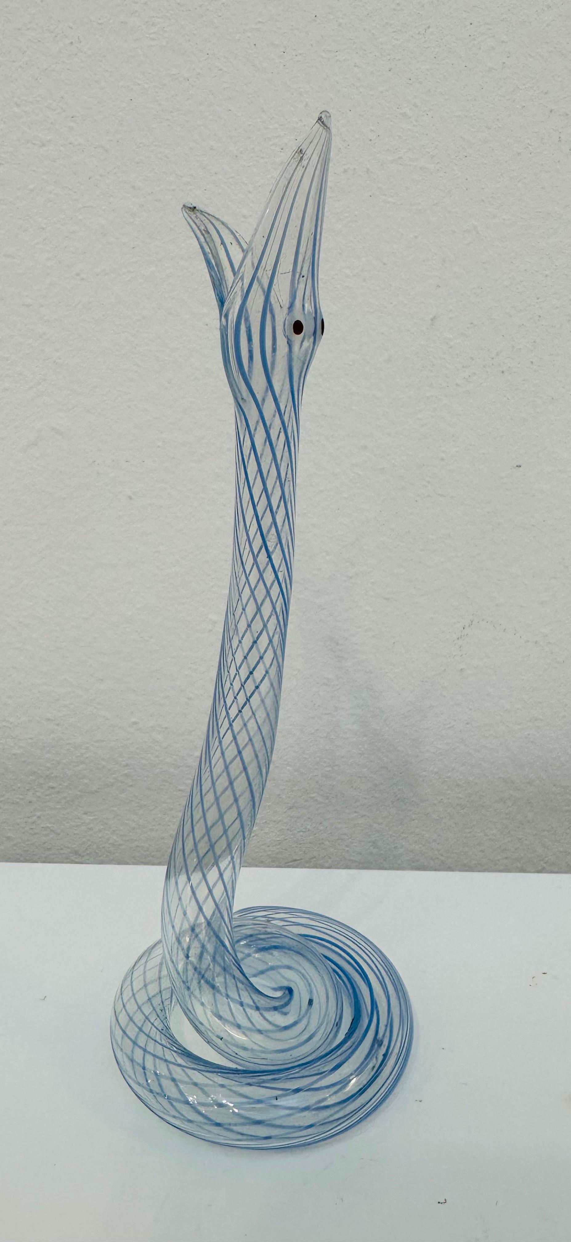 1930er Jahre Art Deco Bimini Glas lampworked Knospe Vase in Form einer Schlange. Die Schlange wurde höchstwahrscheinlich entweder von Bimini aus Österreich oder von einer der Fabriken in Lauscha, Deutschland, hergestellt, wo sehr ähnliche Arbeiten