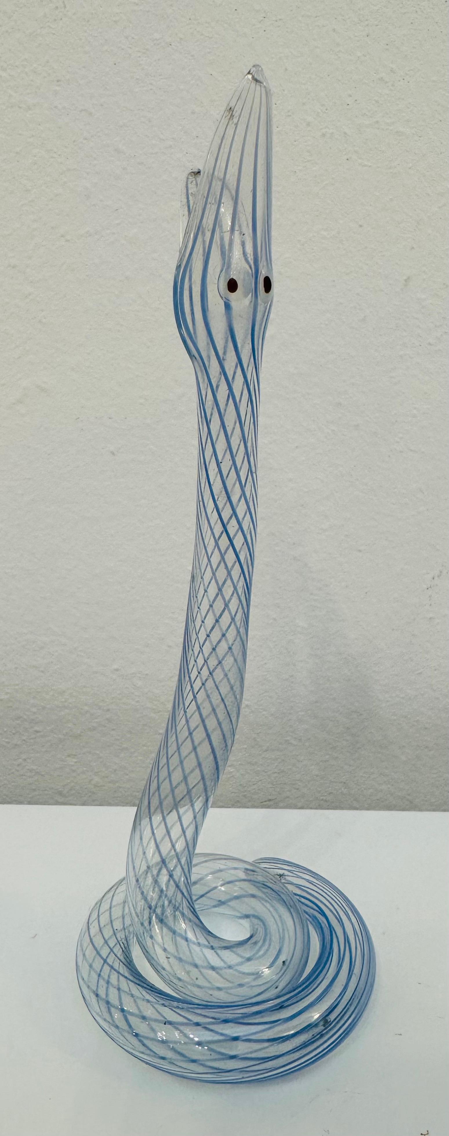 Bimini- oder Lauscha-Vase aus blassblau gestreiftem Schlangenglas im Art déco-Stil, 1930er Jahre im Zustand „Gut“ in London, England