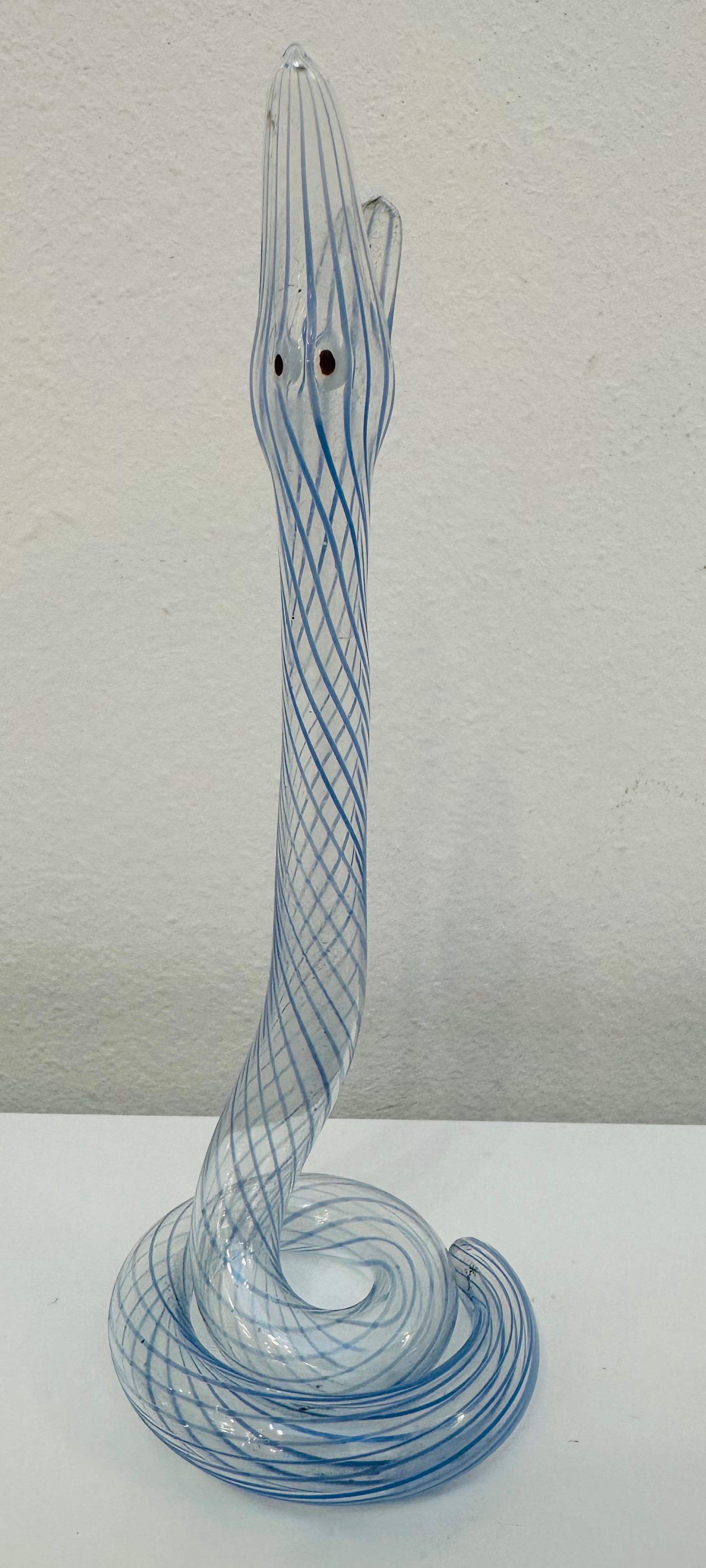 Bimini- oder Lauscha-Vase aus blassblau gestreiftem Schlangenglas im Art déco-Stil, 1930er Jahre (Mitte des 20. Jahrhunderts)
