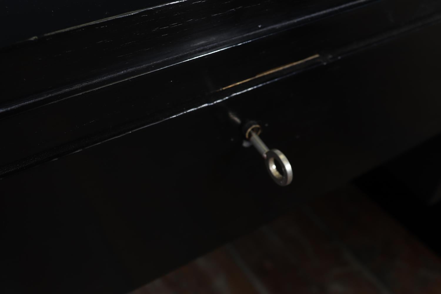 1930er Art Deco Schwarzer Ebonisierter Schreibtisch (Mitte des 20. Jahrhunderts) im Angebot