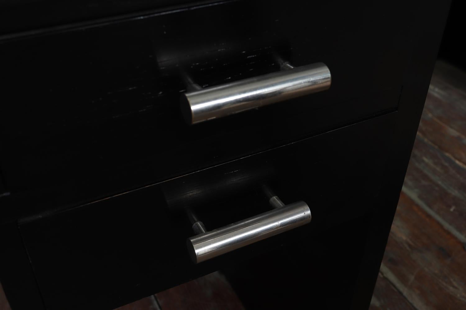 1930er Art Deco Schwarzer Ebonisierter Schreibtisch (Holz) im Angebot