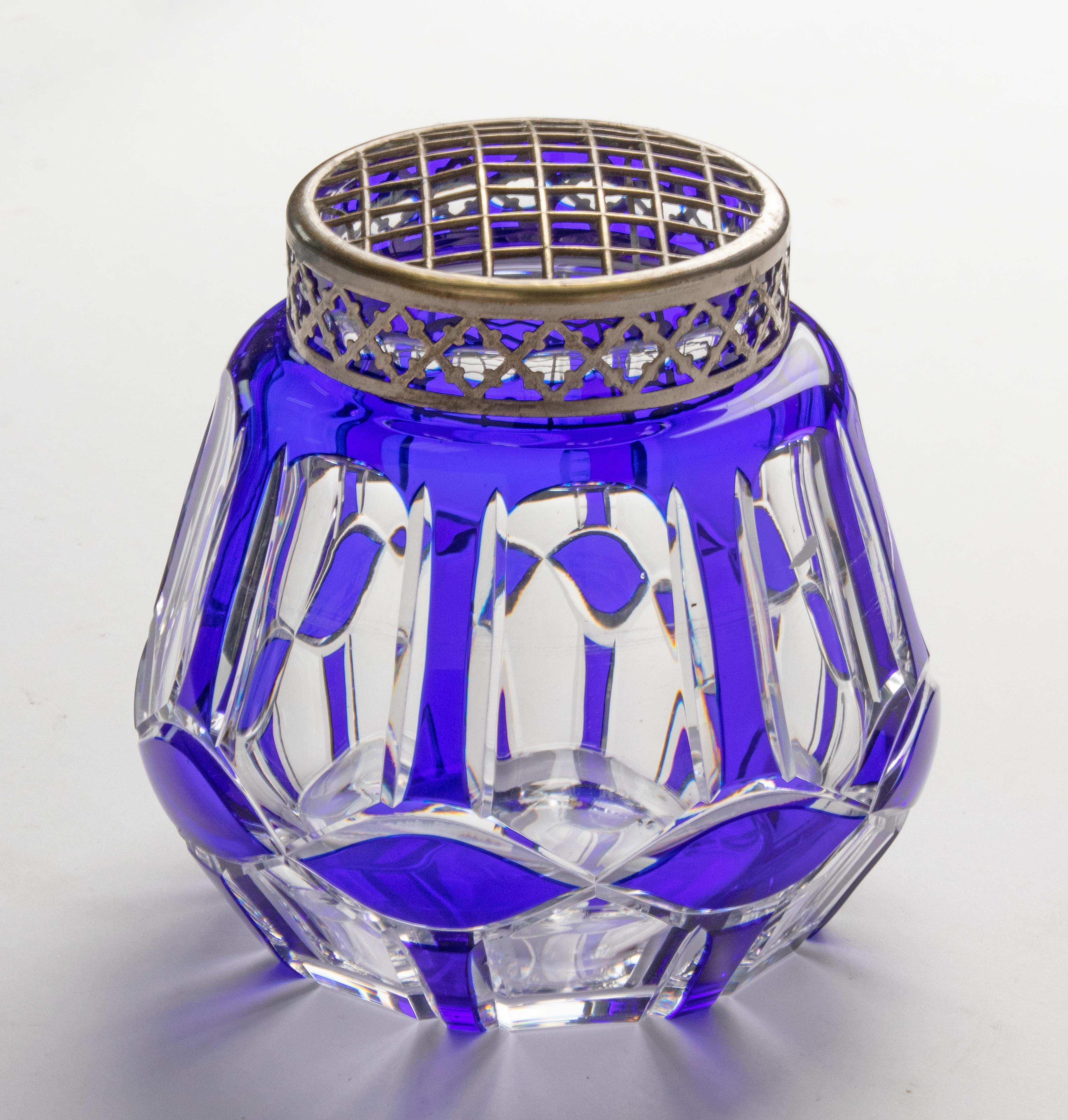 Large crystal Pick Fleur vase made by the Belgian brand Val Saint Lambert. The vase has a deep blue colour and on top a metal grill, to support stems in an arrangement. The body contains a good amount of water to keep the arrangement stabile and