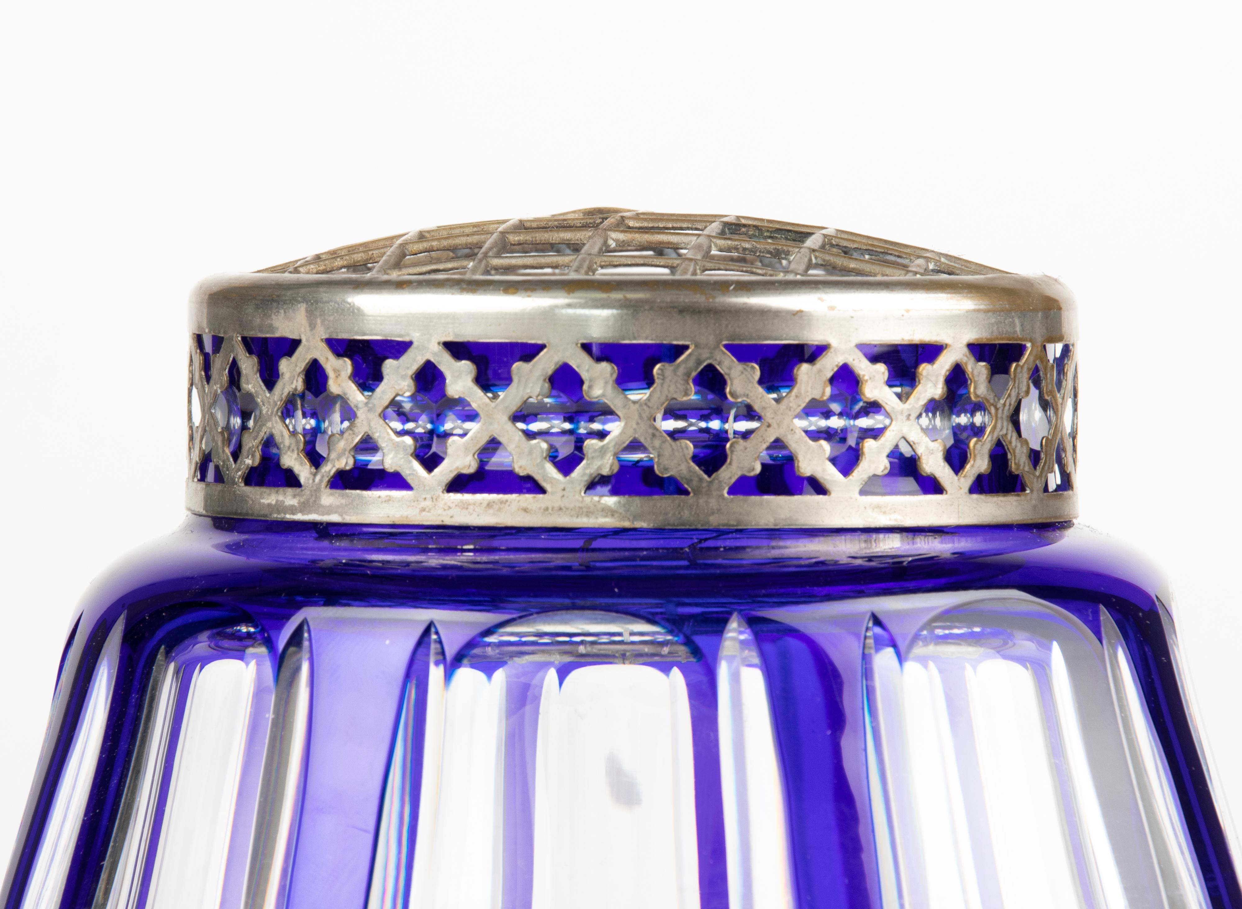 Cristal Vase en cristal bleu Art Déco des années 1930 «ick-Fleur » fabriqué par Val Saint Lambert en vente