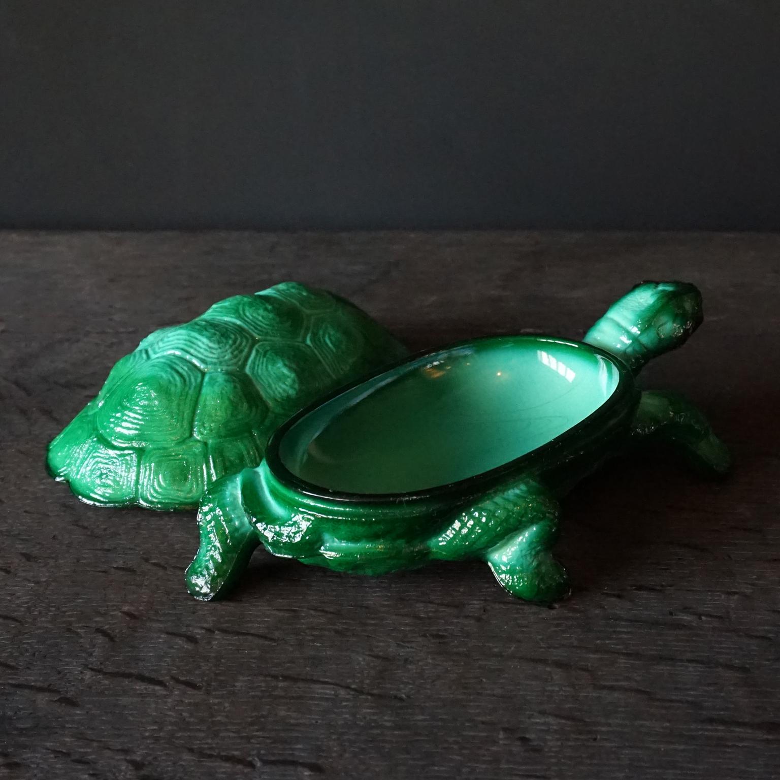 Plat à bijoux de tortue en verre malachite Schlevogt de Bohème Art Déco des années 1930 en vente 3