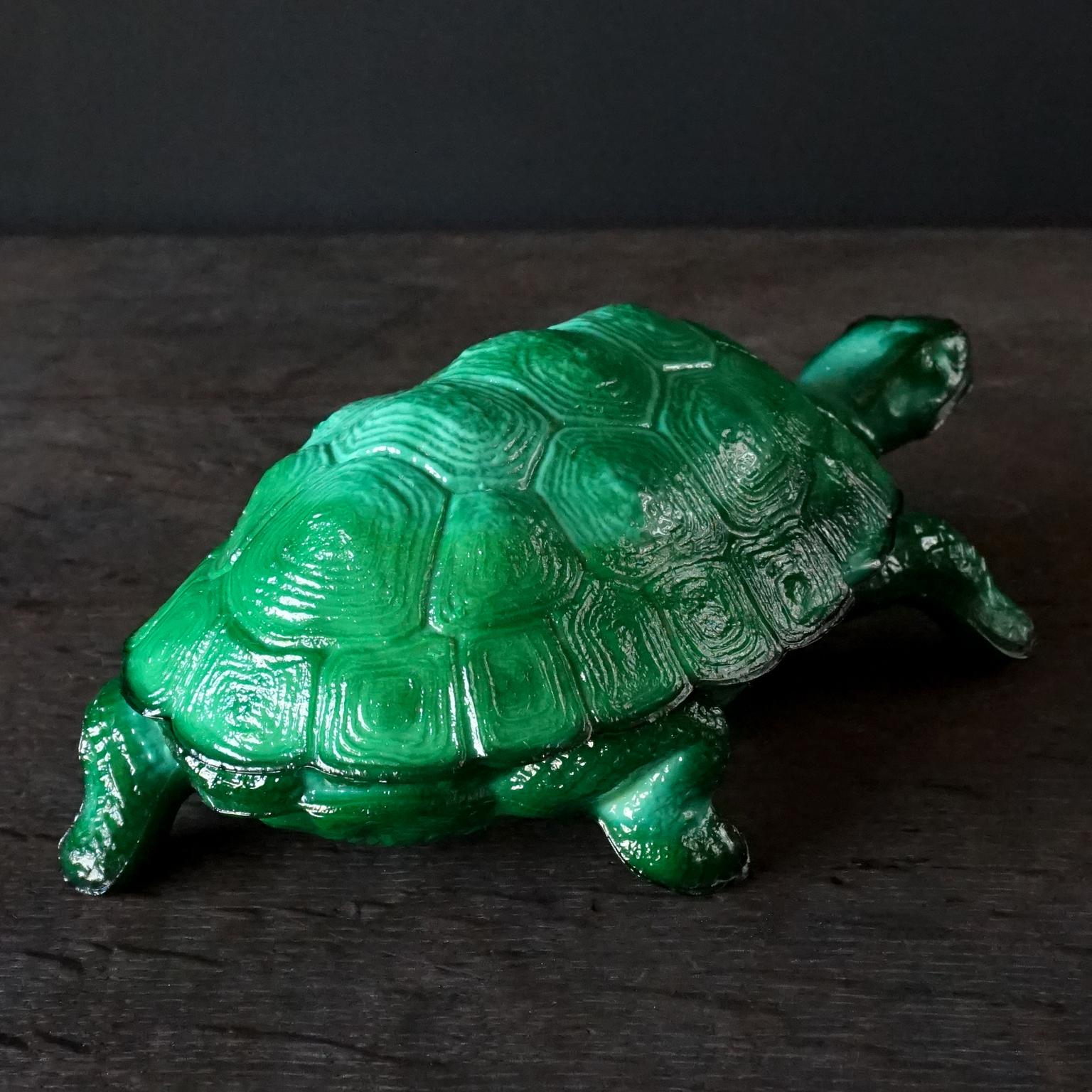 1930s Art Deco Bohemian Schlevogt, Petrucci Malachite Glass Turtle Trinket Dish In Good Condition For Sale In Haarlem, NL