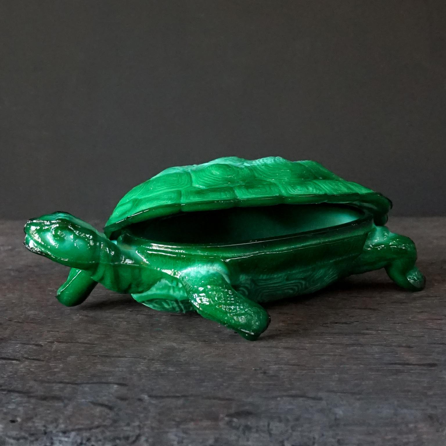 Plat à bijoux de tortue en verre malachite Schlevogt de Bohème Art Déco des années 1930 en vente 1