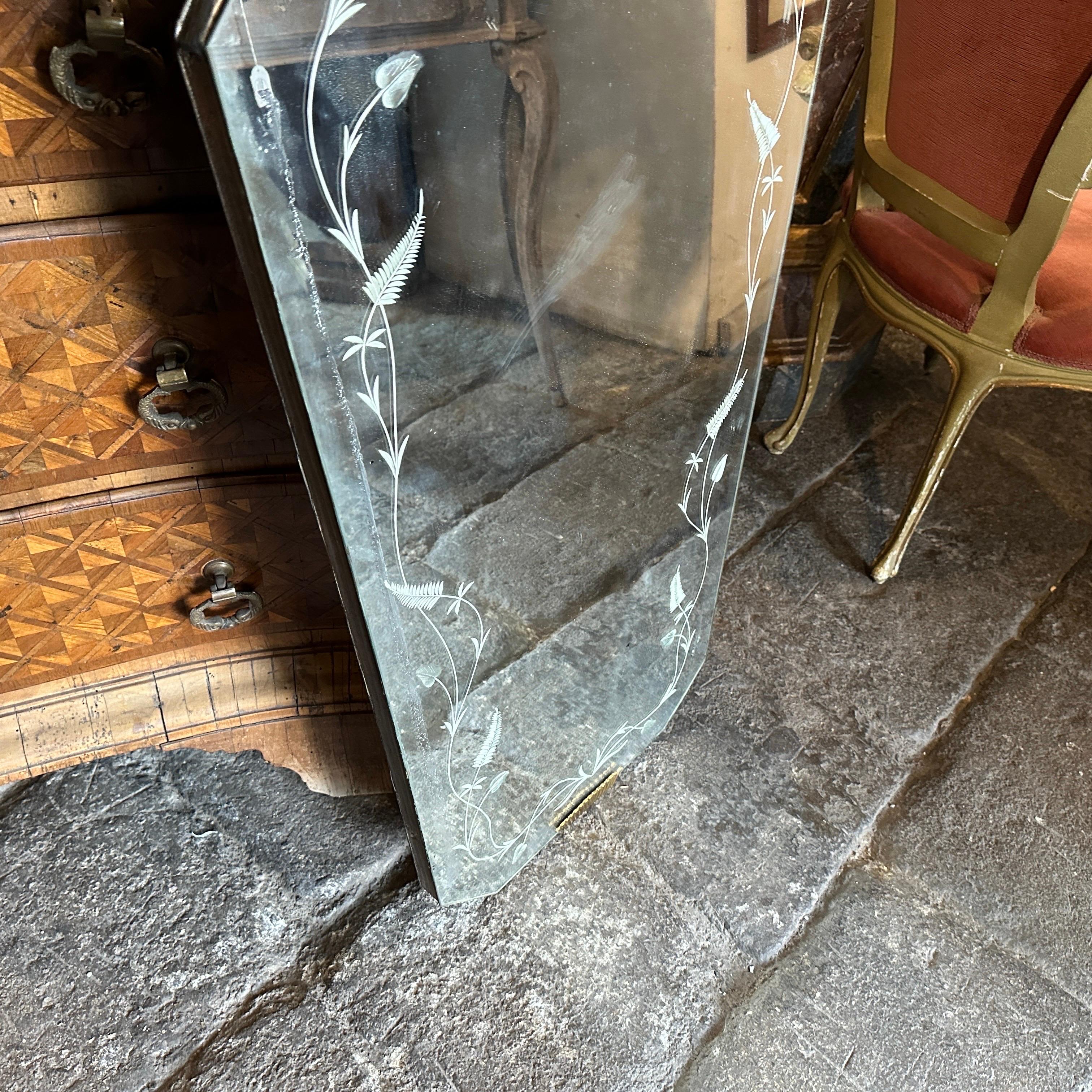 1930s Art Deco Brass and Etched Glass Hexagonal Italian Wall Mirror In Good Condition For Sale In Aci Castello, IT