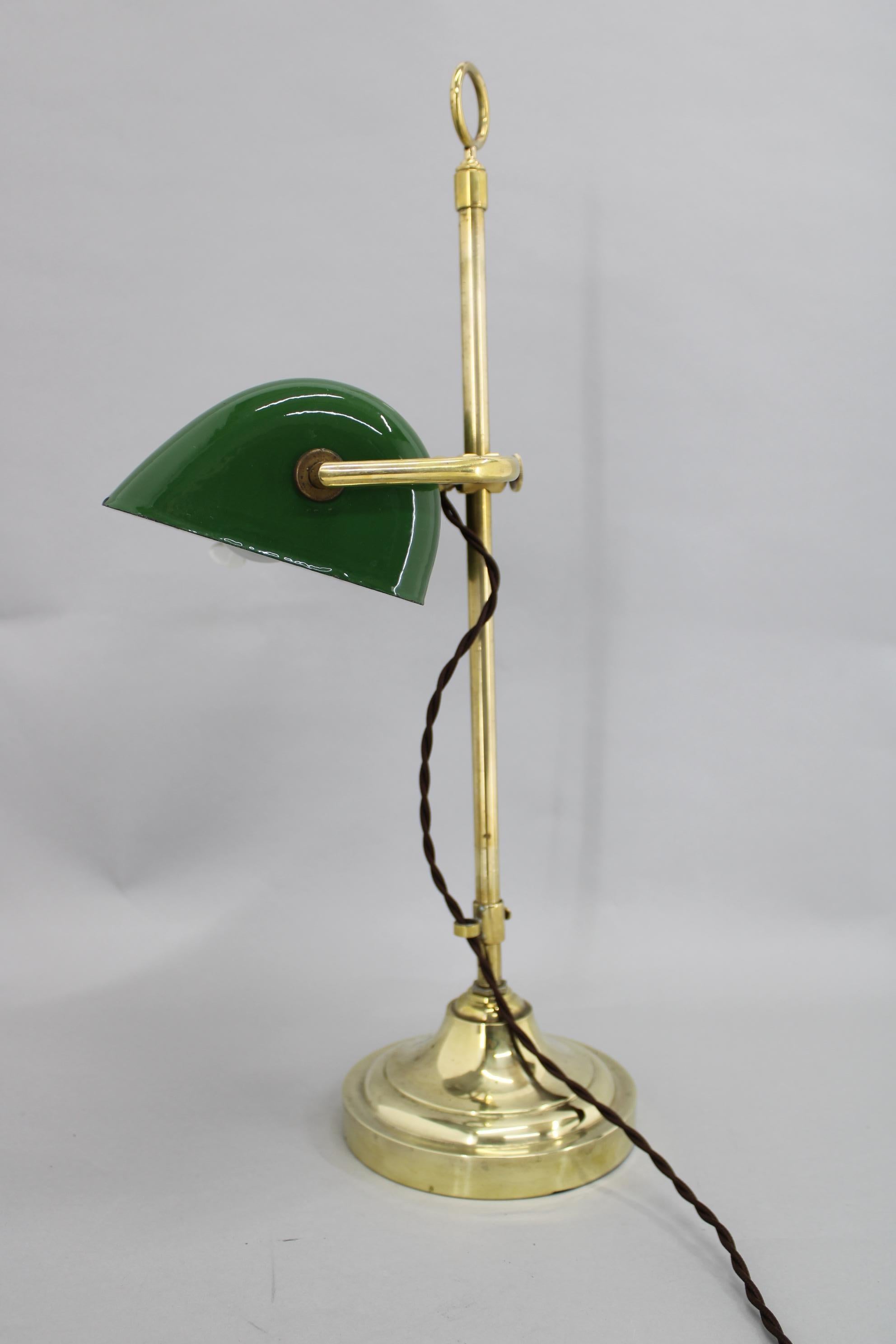 1930s Art Deco Brass  Banker Table Lamp, Czechoslovakia In Good Condition For Sale In Praha, CZ