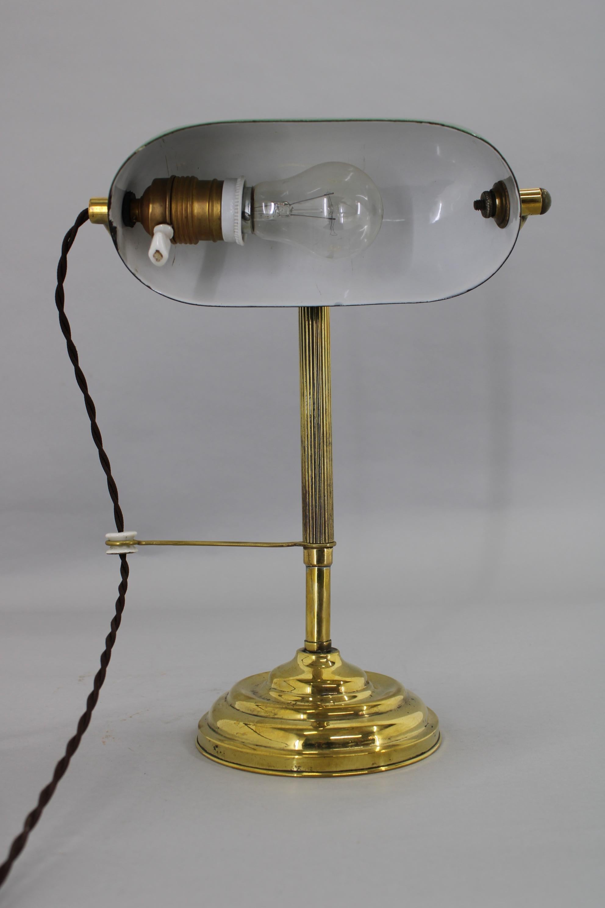 1930s Art Deco Brass  Banker Table Lamp, Czechoslovakia  In Good Condition For Sale In Praha, CZ