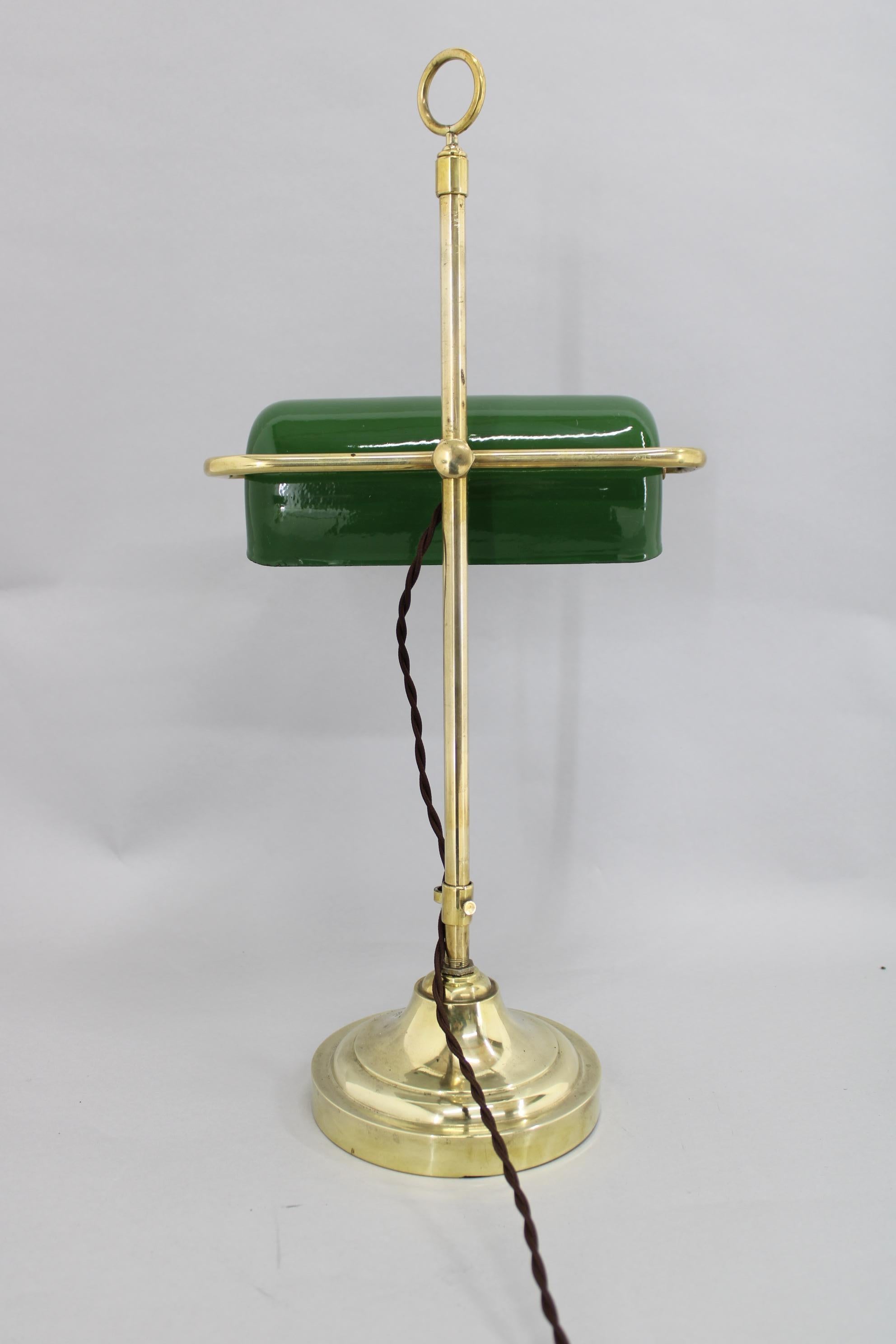 Tchèque 1930s Art Deco Brass  Lampe de table banquier, Tchécoslovaquie en vente