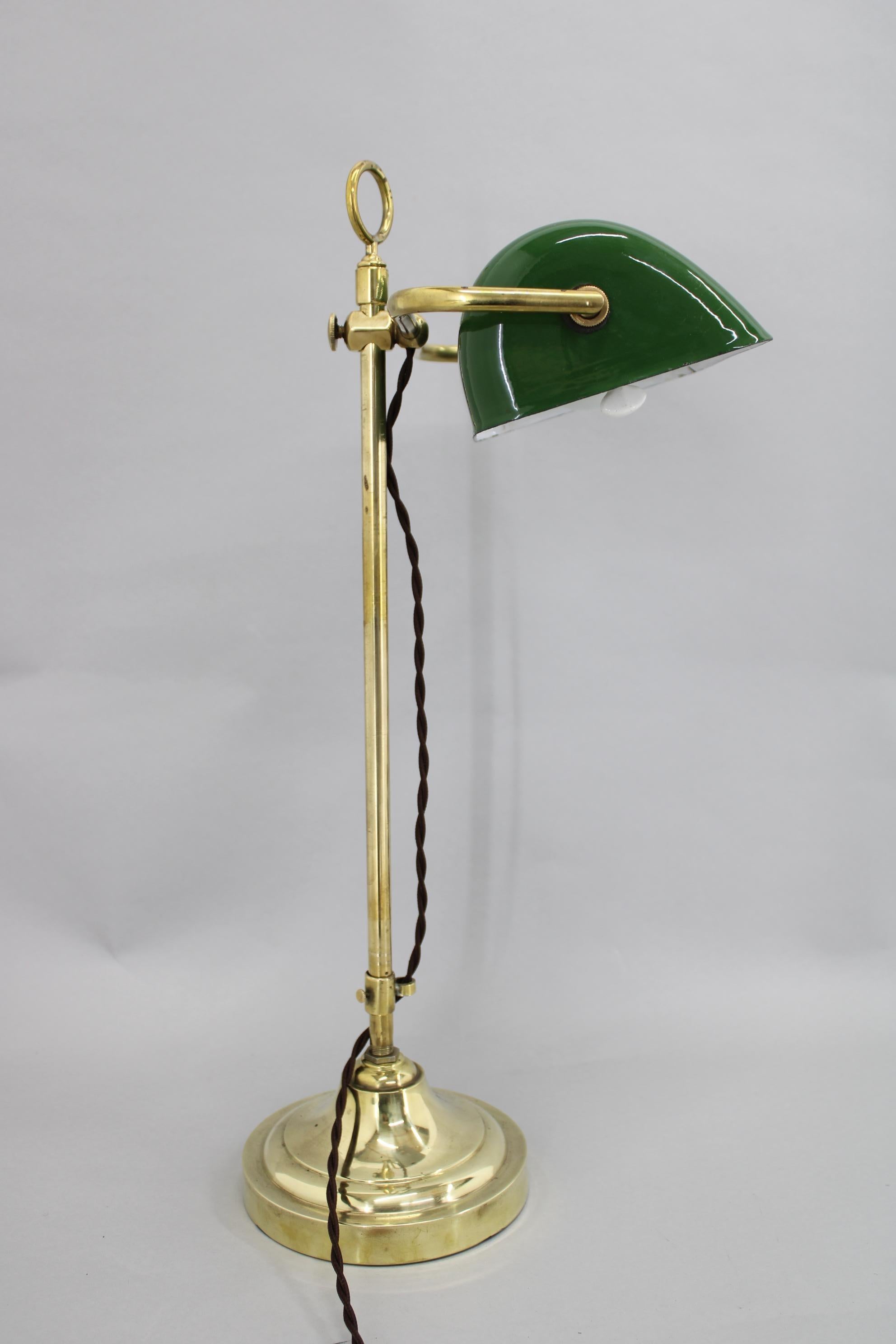 Milieu du XXe siècle 1930s Art Deco Brass  Lampe de table banquier, Tchécoslovaquie en vente