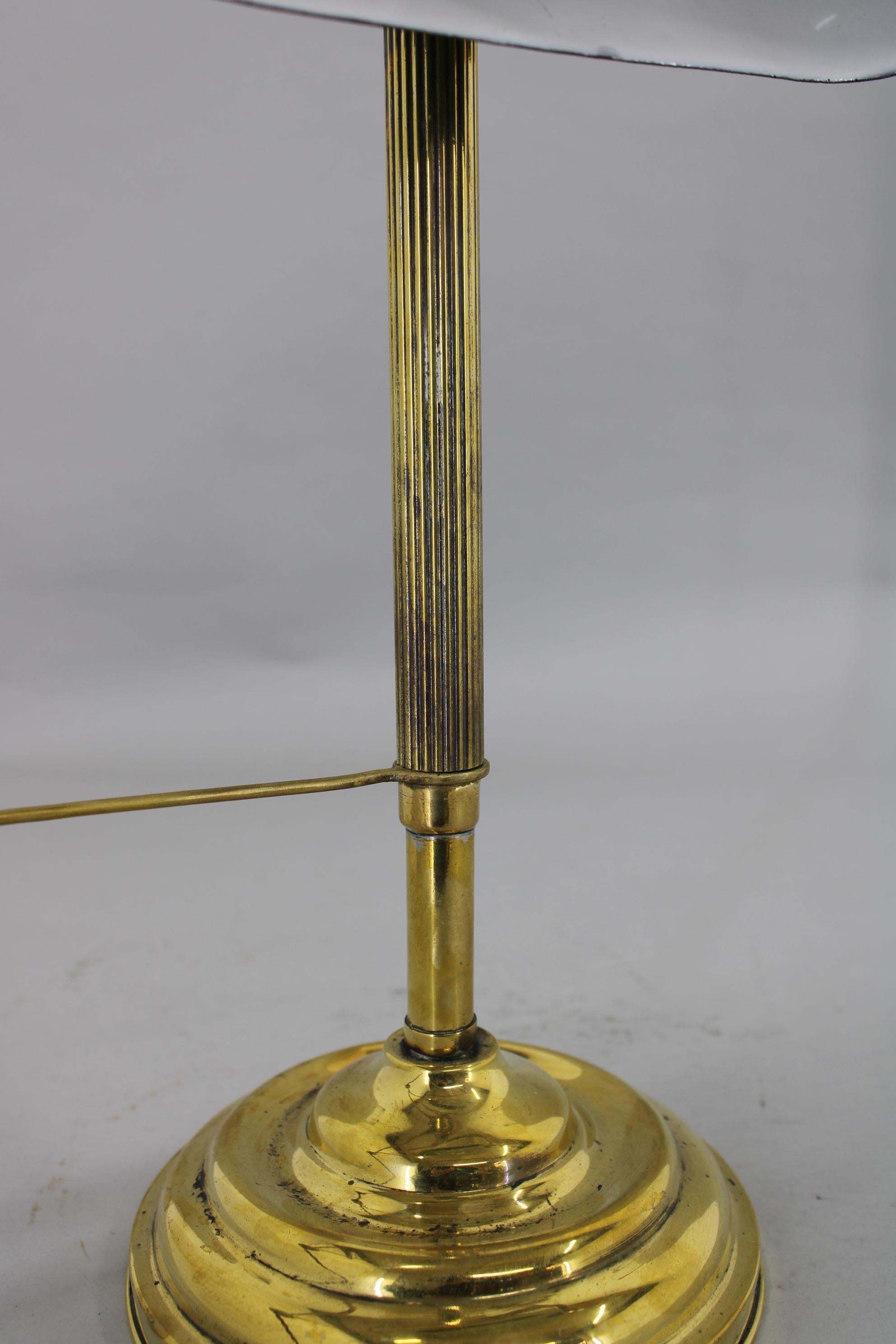 Milieu du XXe siècle 1930s Art Deco Brass  Lampe de table banquier, Tchécoslovaquie  en vente