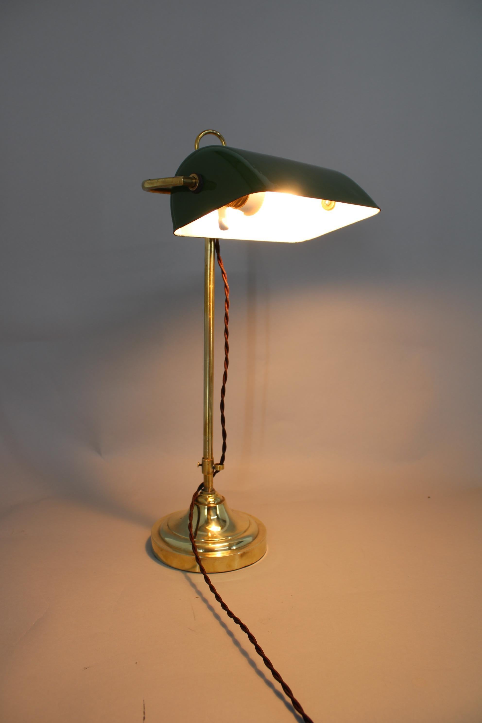 Métal 1930s Art Deco Brass  Lampe de table banquier, Tchécoslovaquie en vente