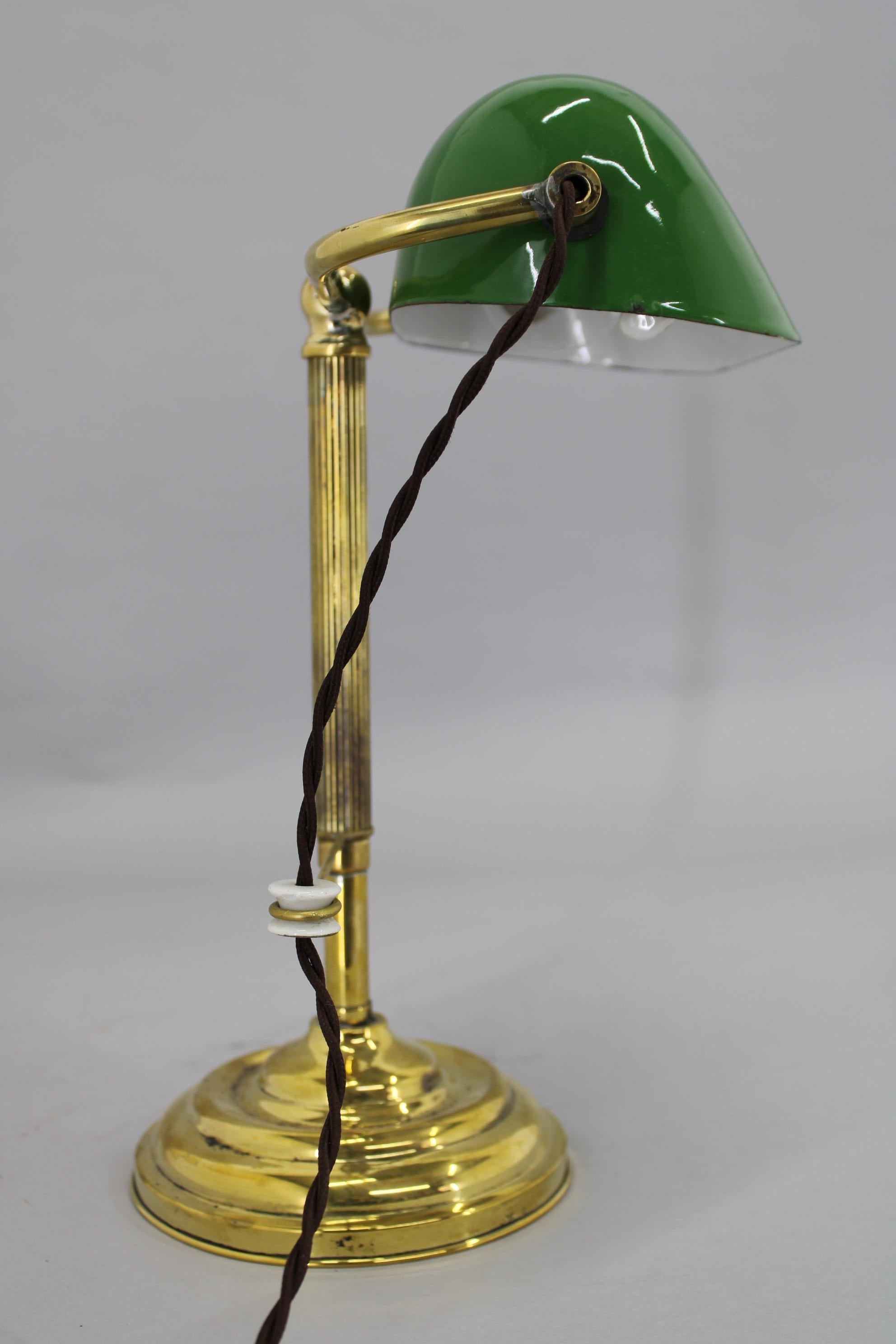 Laiton 1930s Art Deco Brass  Lampe de table banquier, Tchécoslovaquie  en vente