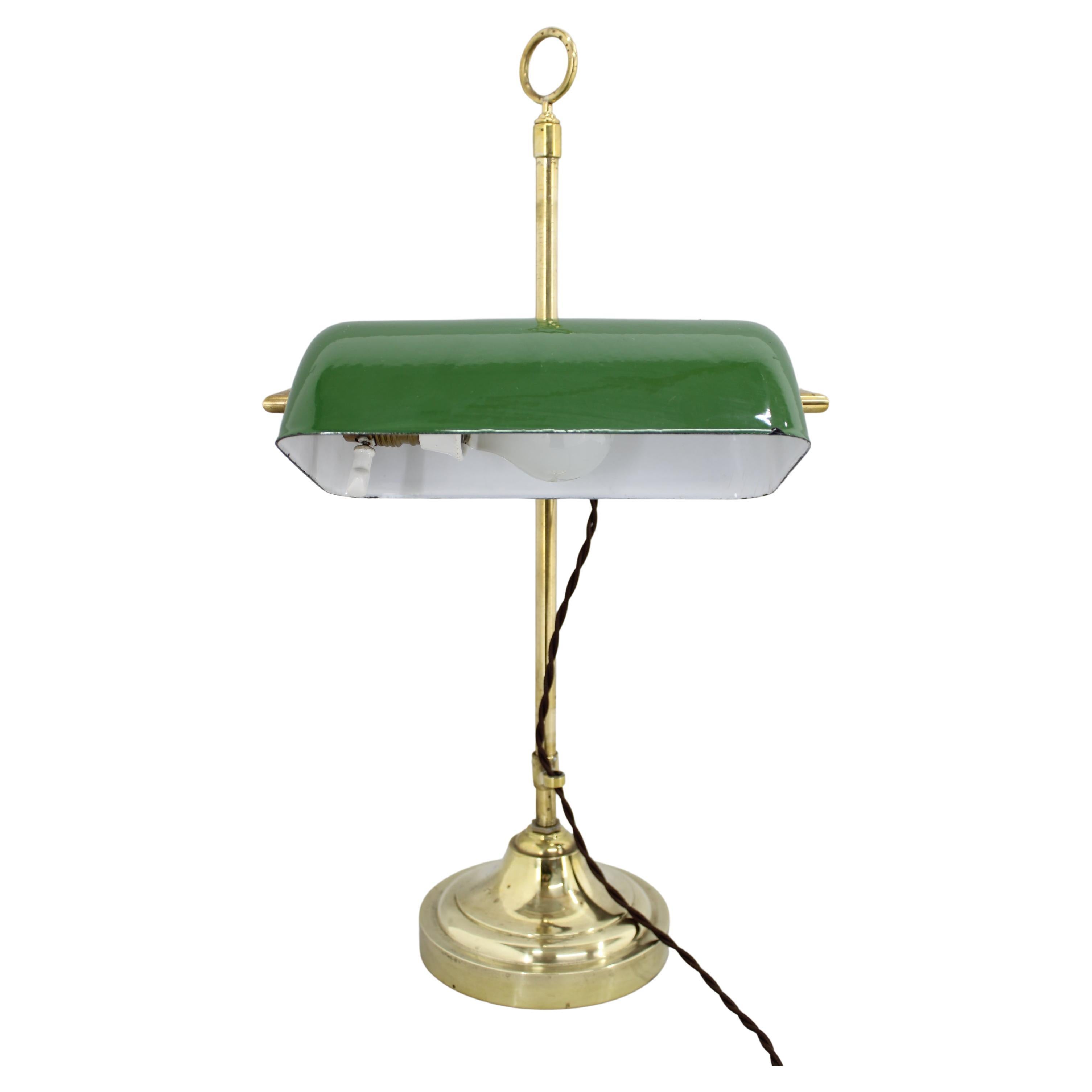 1930s Art Deco Brass  Lampe de table banquier, Tchécoslovaquie en vente