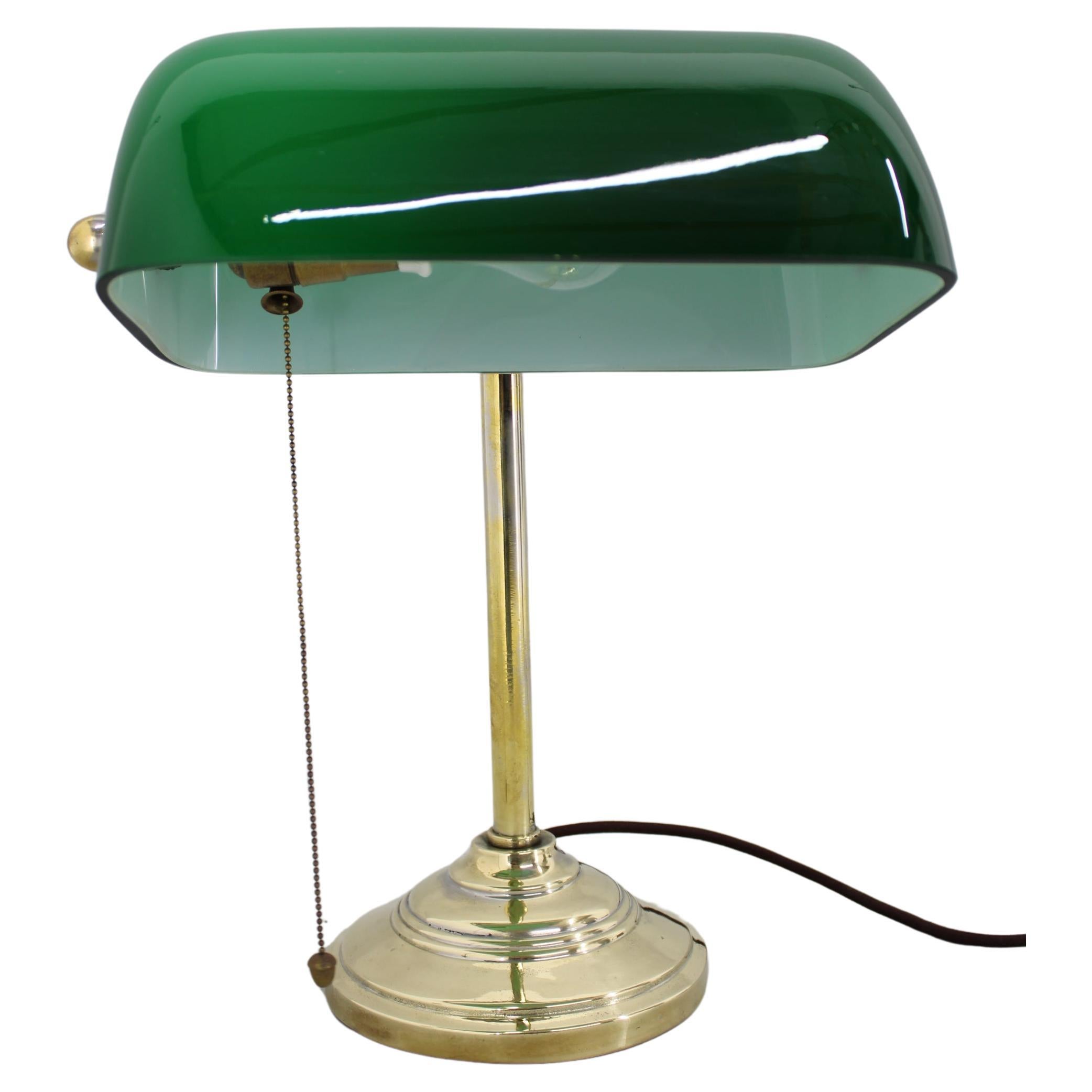 1930er Jahre Art Deco Messing  Banker-Tischlampe mit Glasschirm, Tschechoslowakei 
