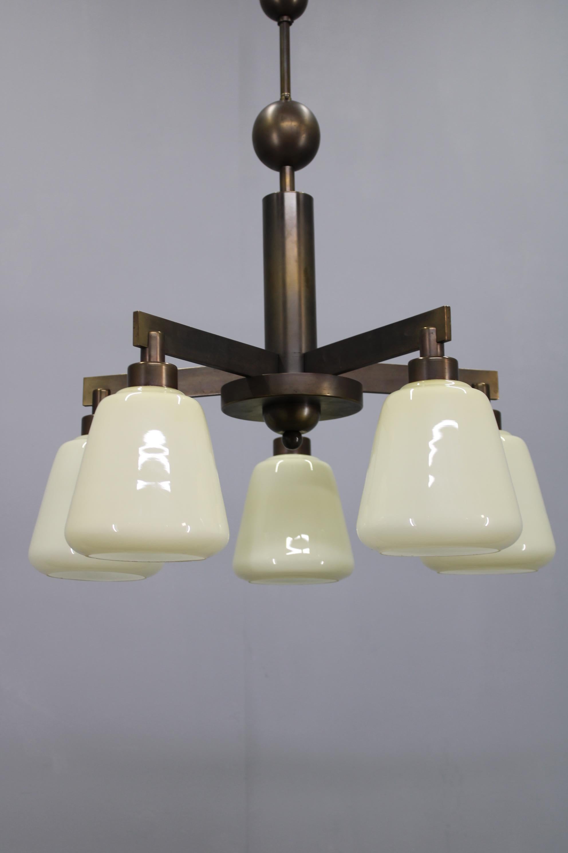 Lampadario in ottone Art Deco degli anni '30, Cecoslovacchia In condizioni buone in vendita a Praha, CZ