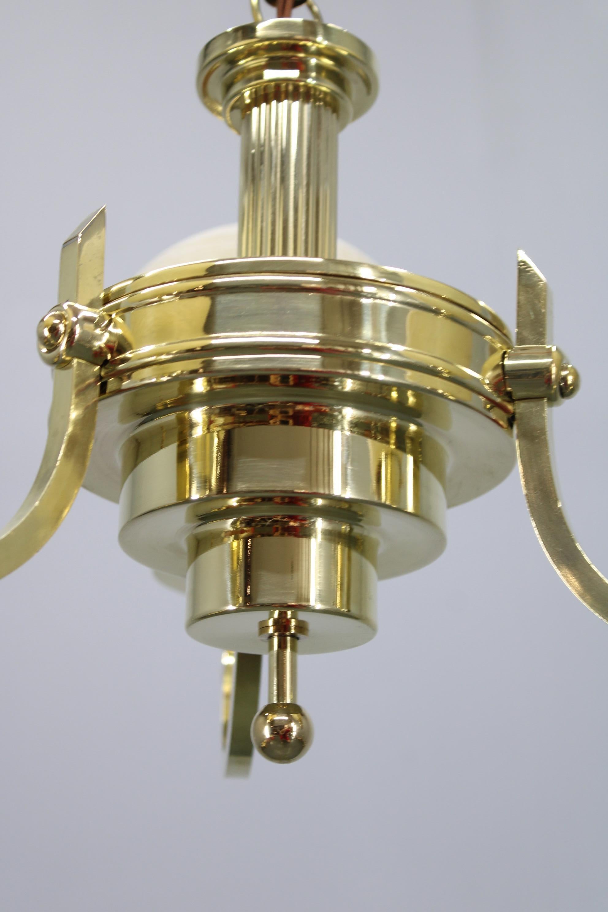 Araña Art Decó de latón con globos de cristal texturado, Checoslovaquia, años 30 en venta 4