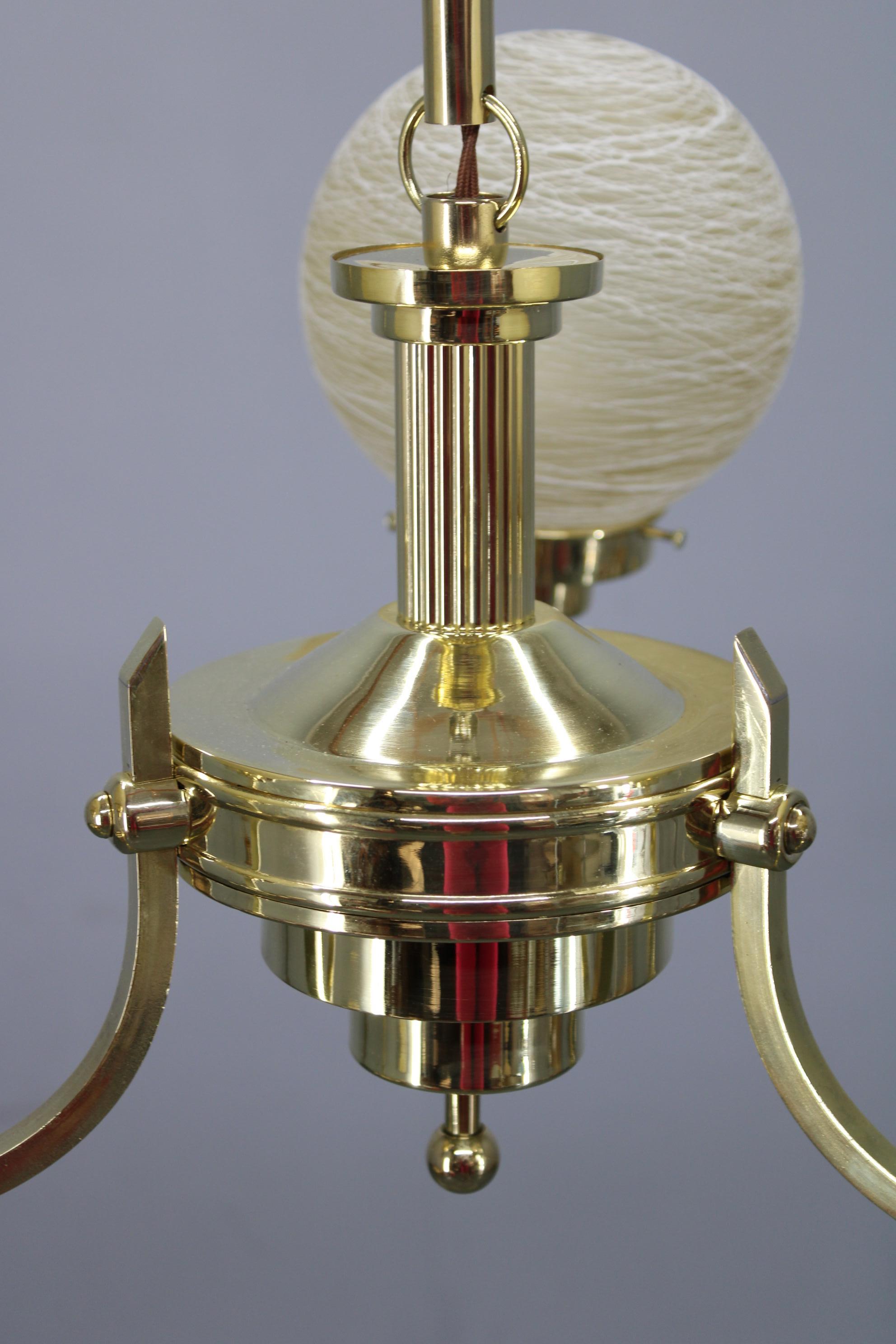 Araña Art Decó de latón con globos de cristal texturado, Checoslovaquia, años 30 en Bueno estado para la venta en Praha, CZ