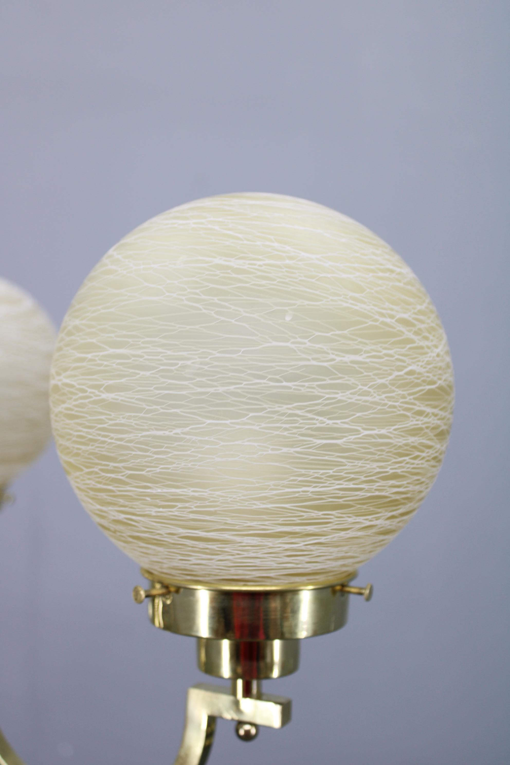 Araña Art Decó de latón con globos de cristal texturado, Checoslovaquia, años 30 Metal en venta