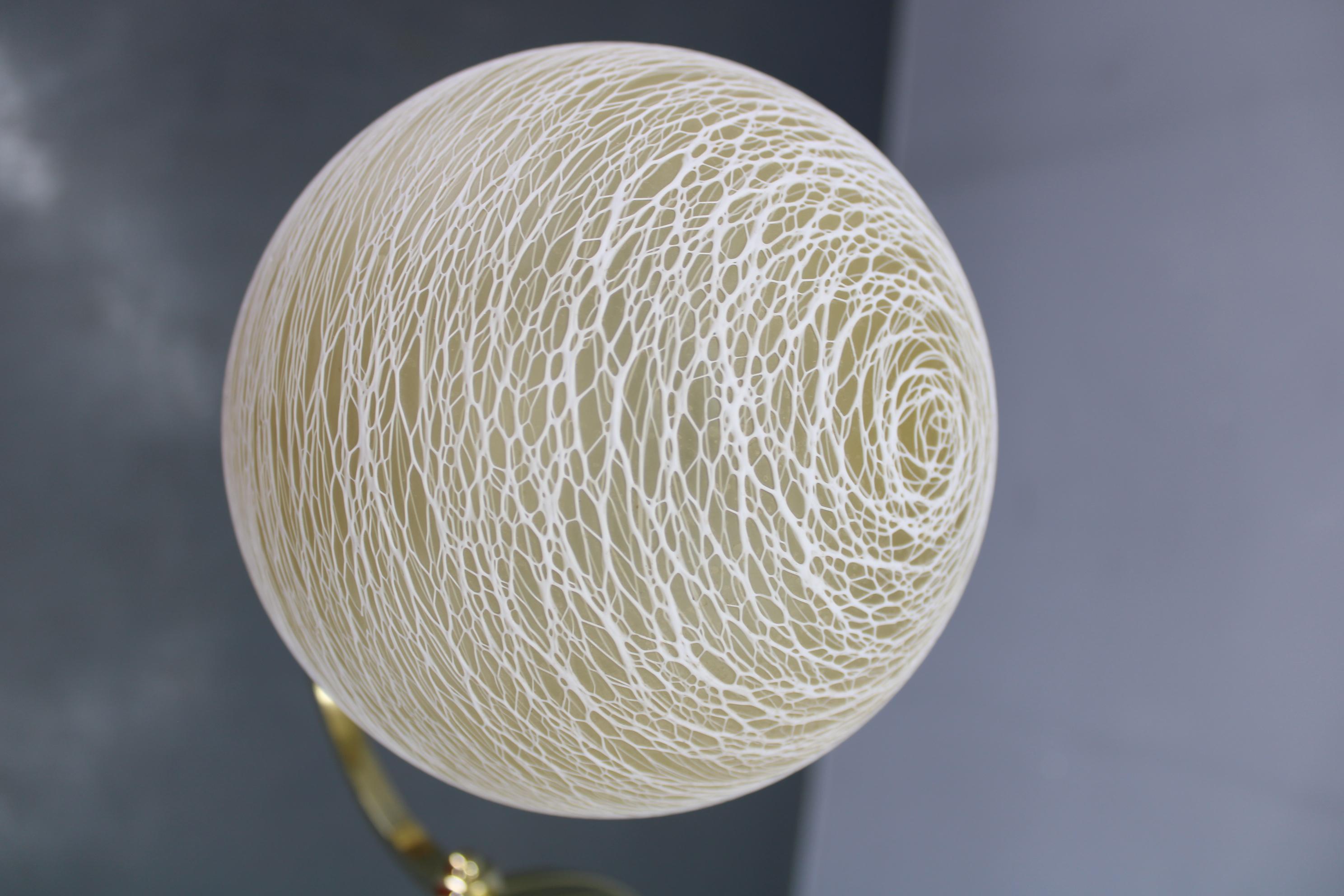 Araña Art Decó de latón con globos de cristal texturado, Checoslovaquia, años 30 en venta 1