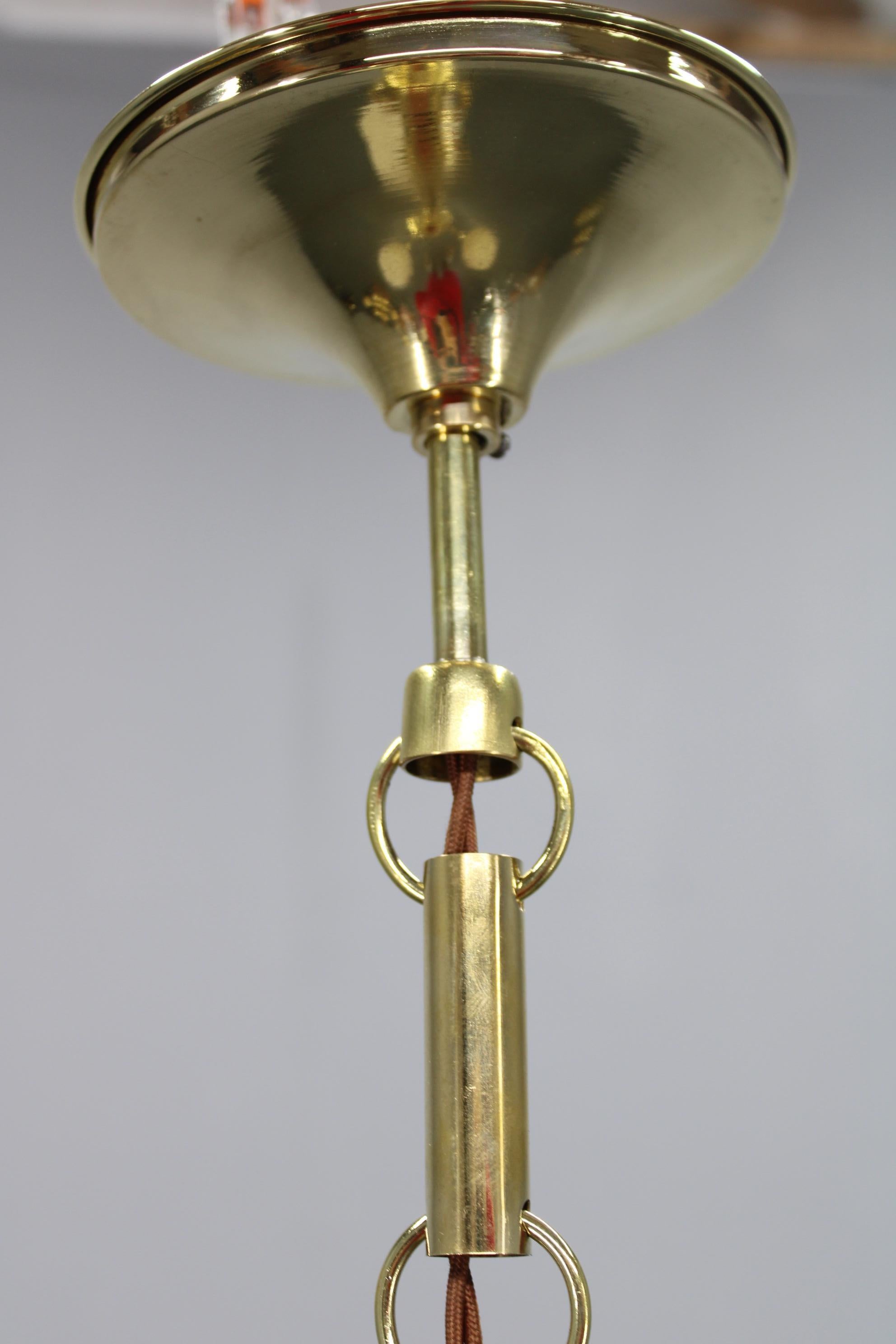 Araña Art Decó de latón con globos de cristal texturado, Checoslovaquia, años 30 en venta 2