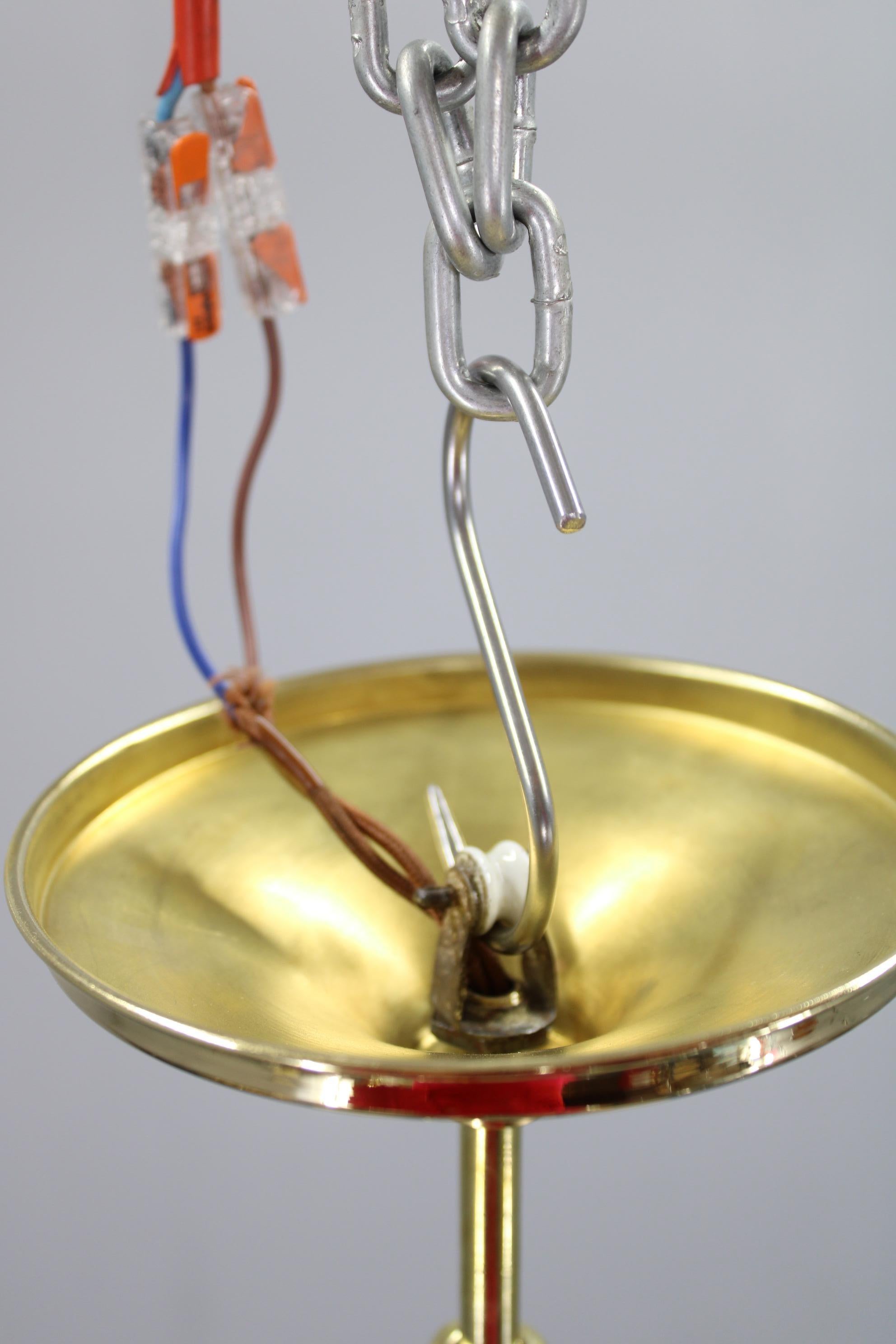 Araña Art Decó de latón con globos de cristal texturado, Checoslovaquia, años 30 en venta 3