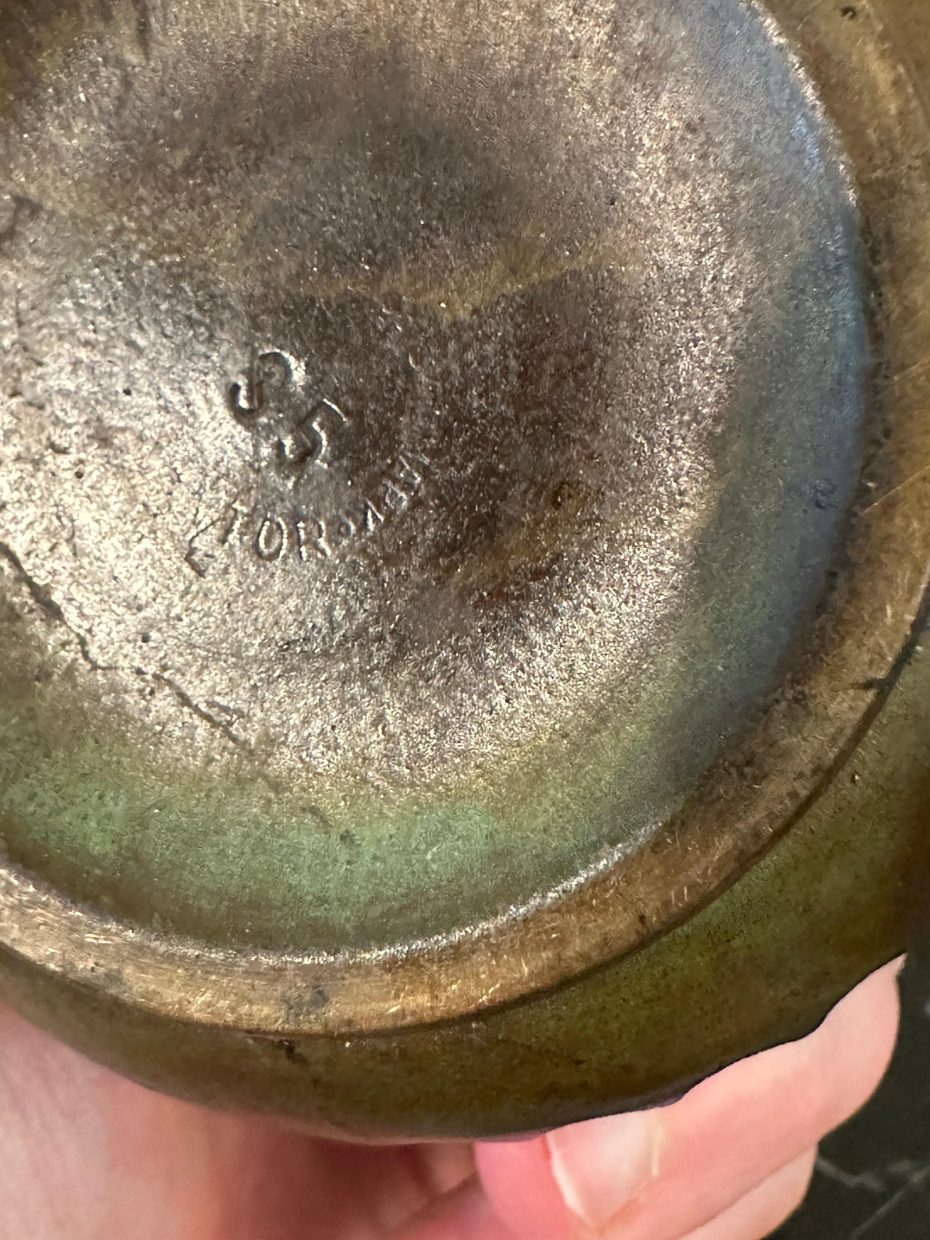 Kräftige, massive Bronze, kanneliertes Design, mit wunderbarer Alterspatina und Verdis. Auf den Boden gestempelt. Der Innenraum wurde nicht gereinigt, um die Patina zu erhalten, könnte aber gereinigt werden. 