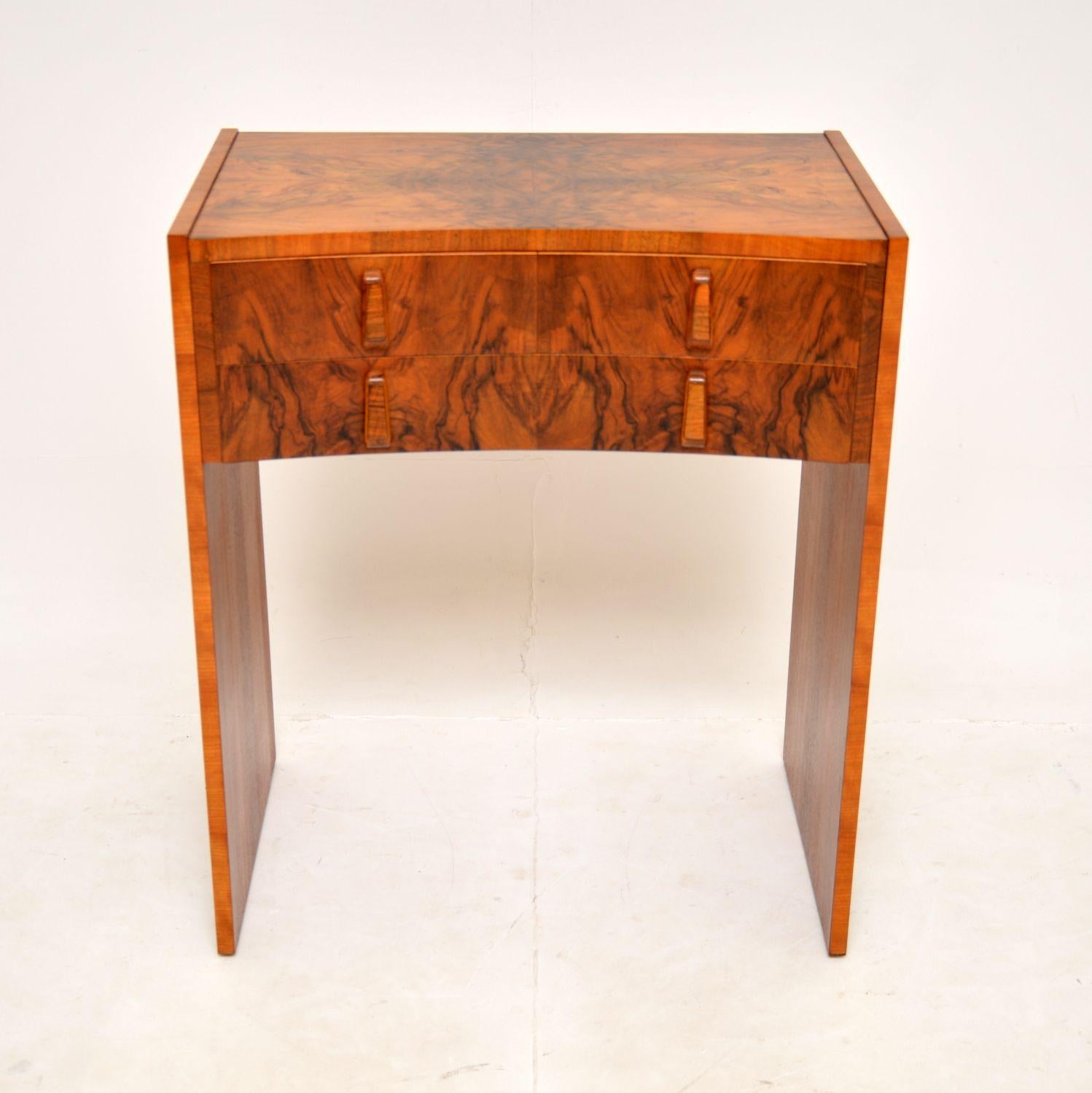 A beautiful and very well made Art Deco side table in walnut. This was made in England, it dates from around the 1930’s.

It’s of great quality and is very useful size. This would be perfect for use as a console/side table or even as a dressing