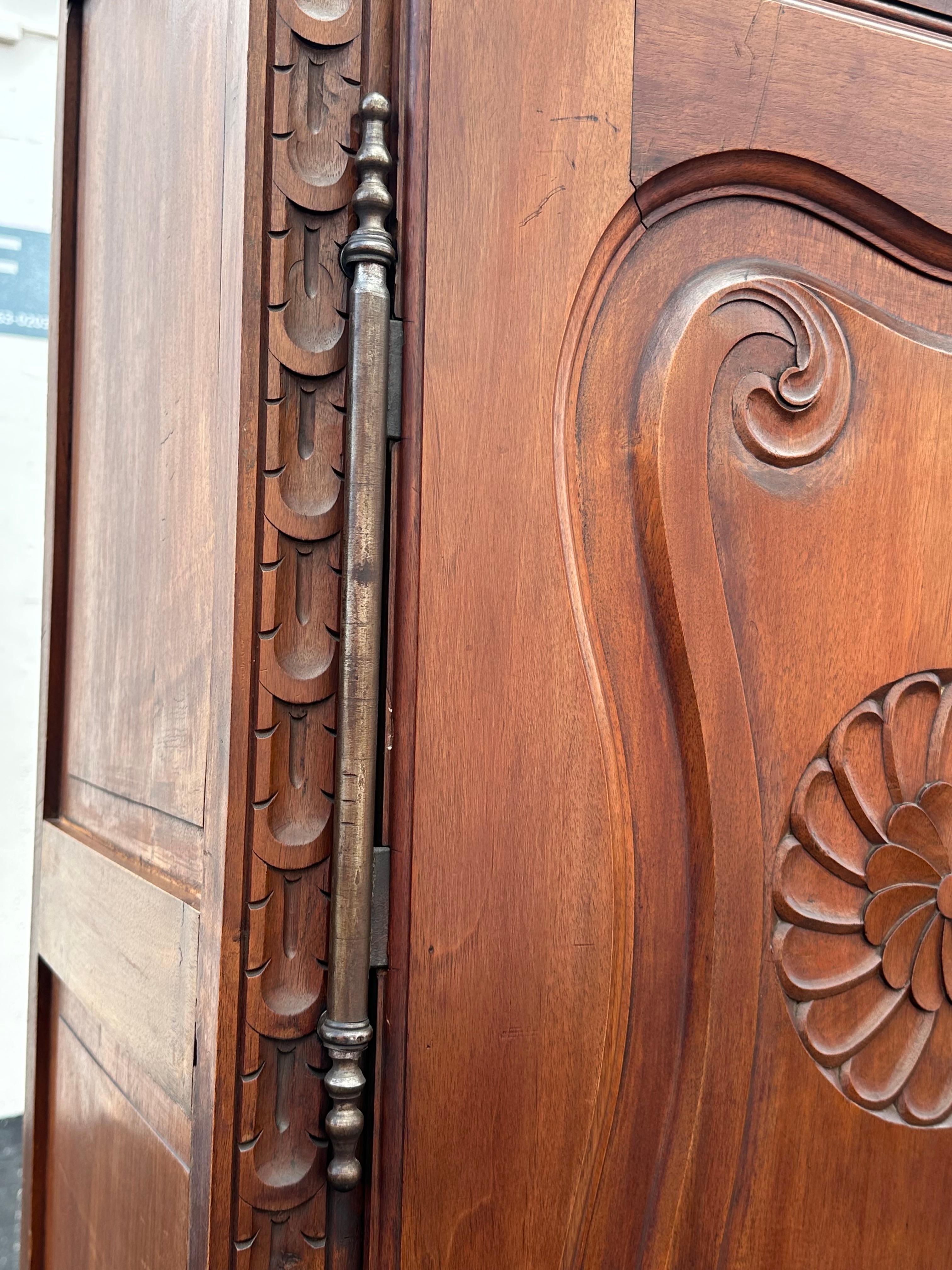 1930s Art Deco Carved Walnut Wood Anglo Style Tall Bar Cabinet Mirrored Armoire For Sale 9