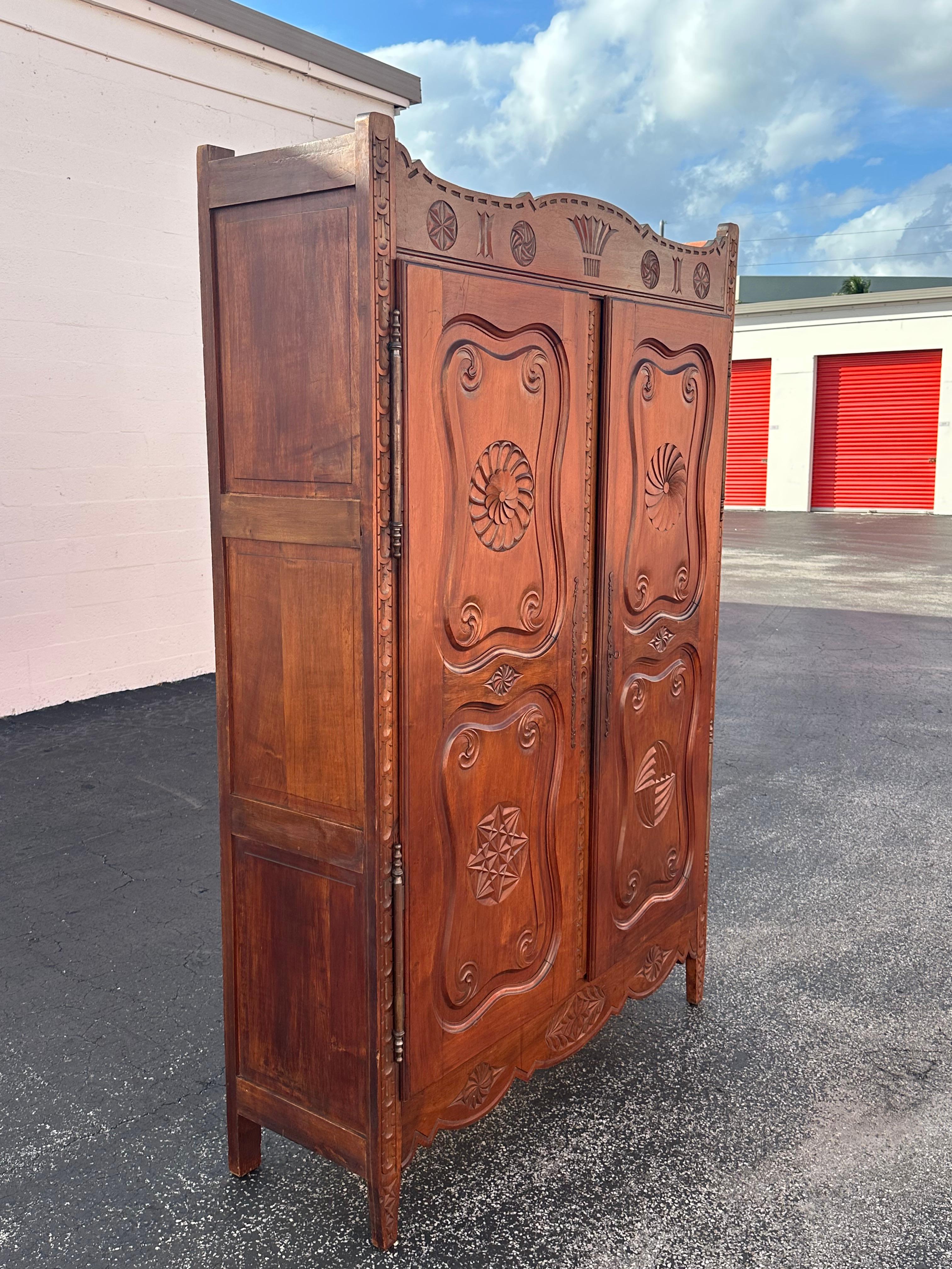 1930s Art Deco Carved Walnut Wood Anglo Style Tall Bar Cabinet Mirrored Armoire In Good Condition For Sale In Fort Lauderdale, FL