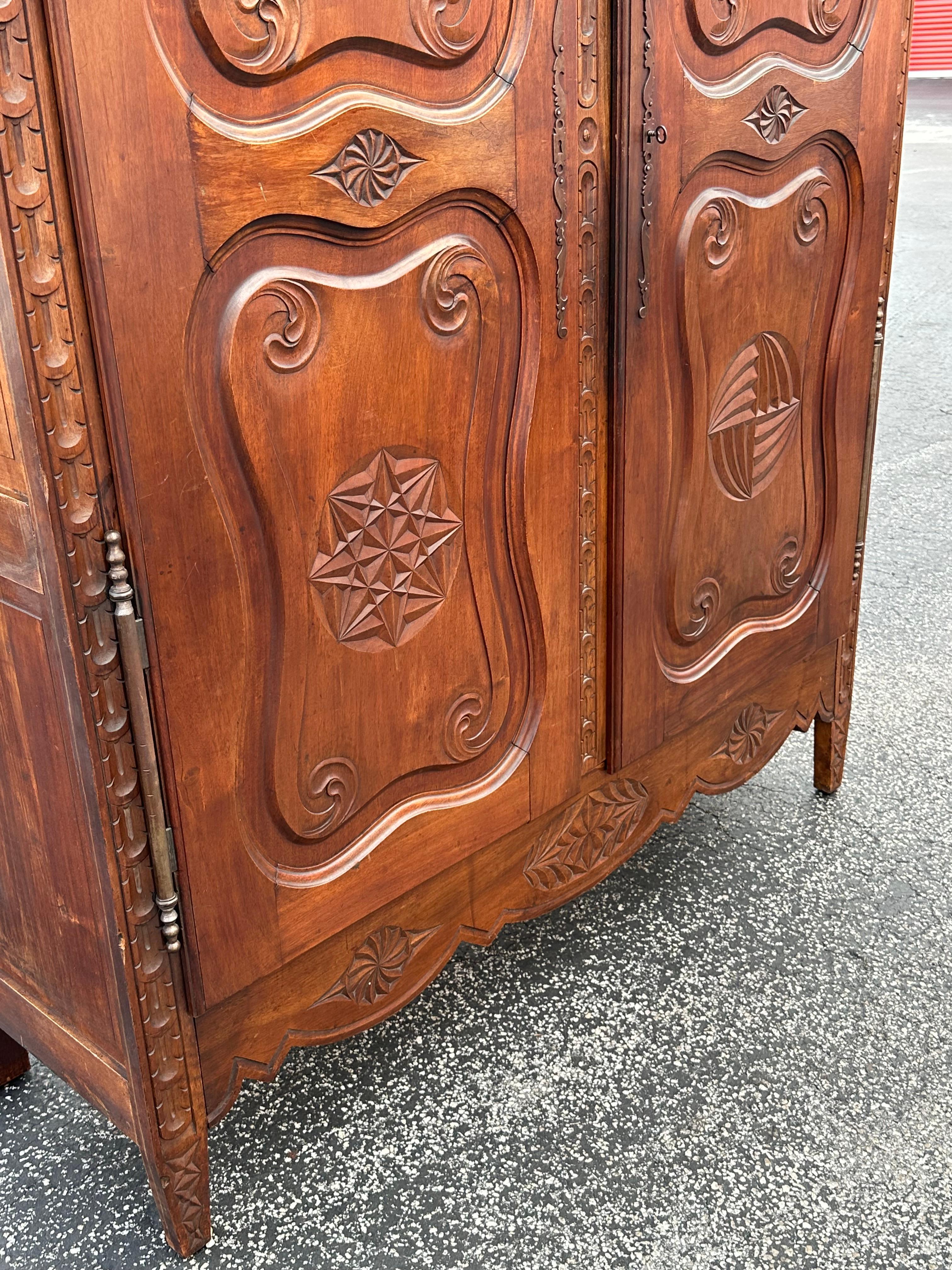 1930s Art Deco Carved Walnut Wood Anglo Style Tall Bar Cabinet Mirrored Armoire For Sale 4