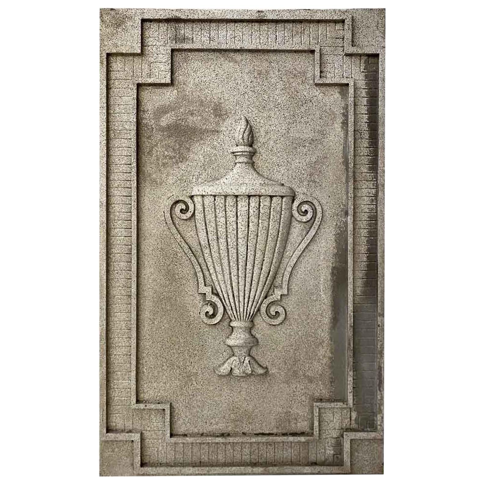 Panneau mural de plaque d'urne en aluminium moulé des années 1930 provenant d'une façade d'immeuble de New York