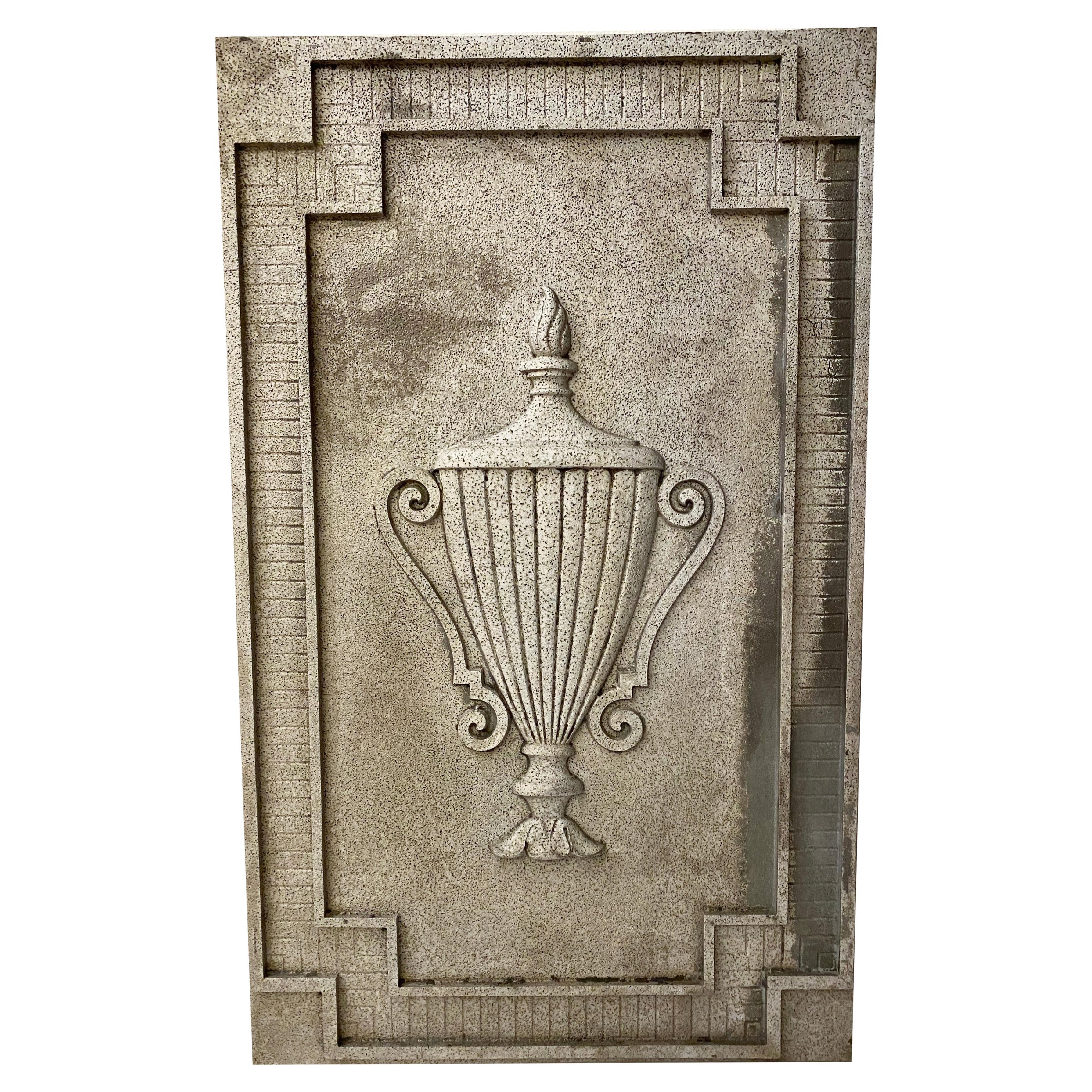 Panneau mural de plaque d
urne en aluminium moulé des années 1930 provenant d
une façade d
immeuble de New York