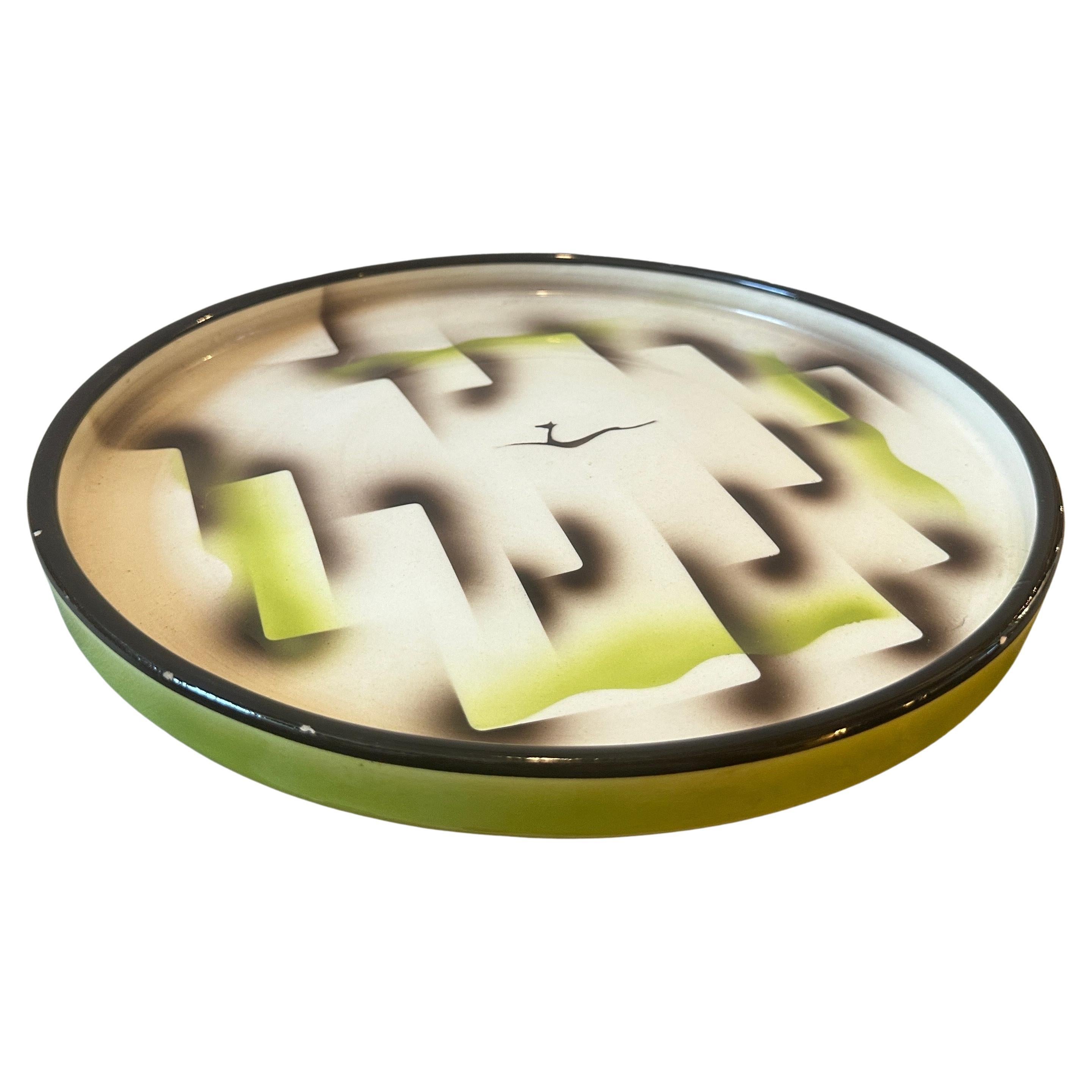 This ceramic plate is a striking example of 1930s design, combining the elegance and sophistication of Art Deco with the forward-looking, energetic spirit of Futurism. It served as both a functional piece and a work of art, intended to be displayed
