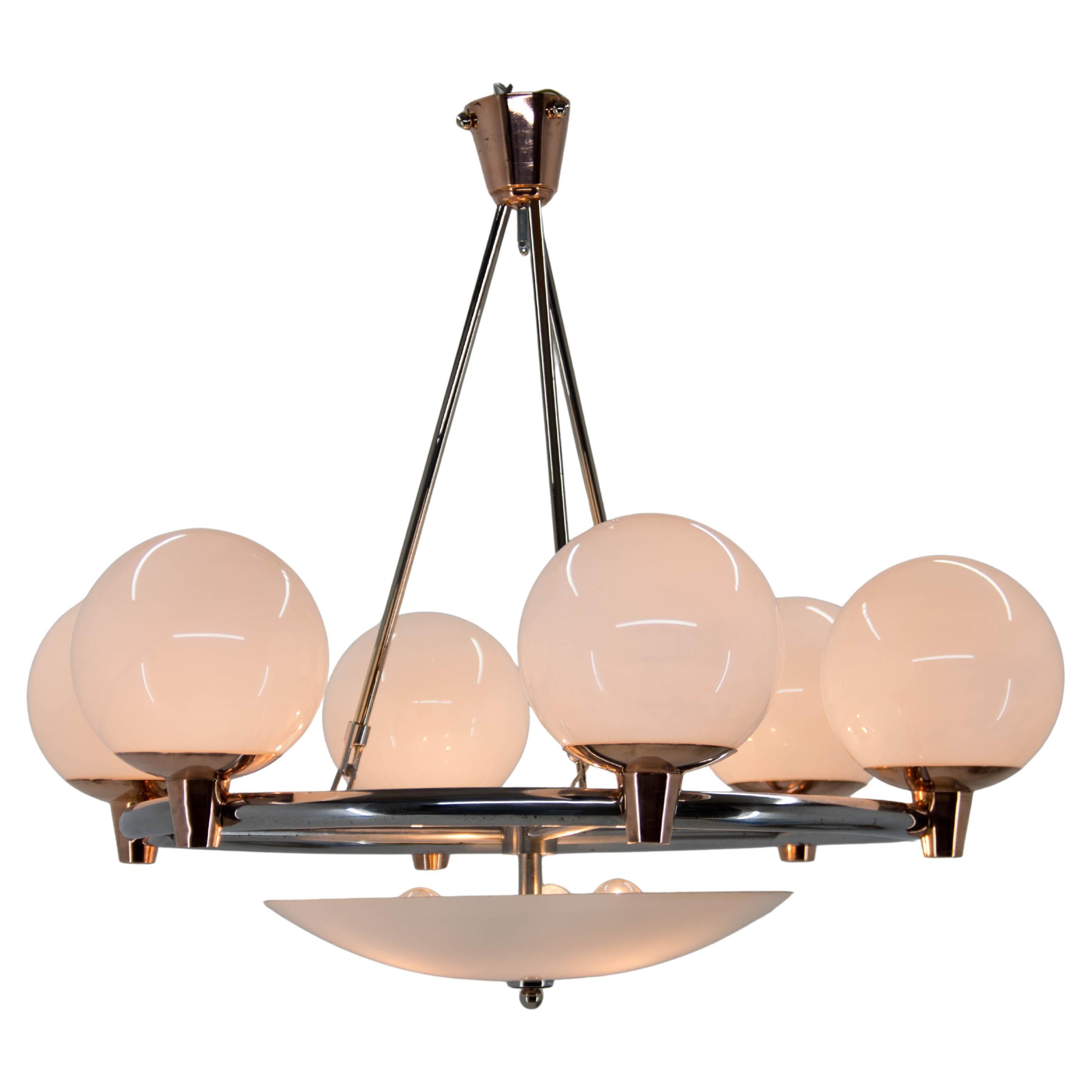 Lampadario Art Deco degli anni 
30: Cromo, rame e vetro opalino dalla Repubblica Ceca