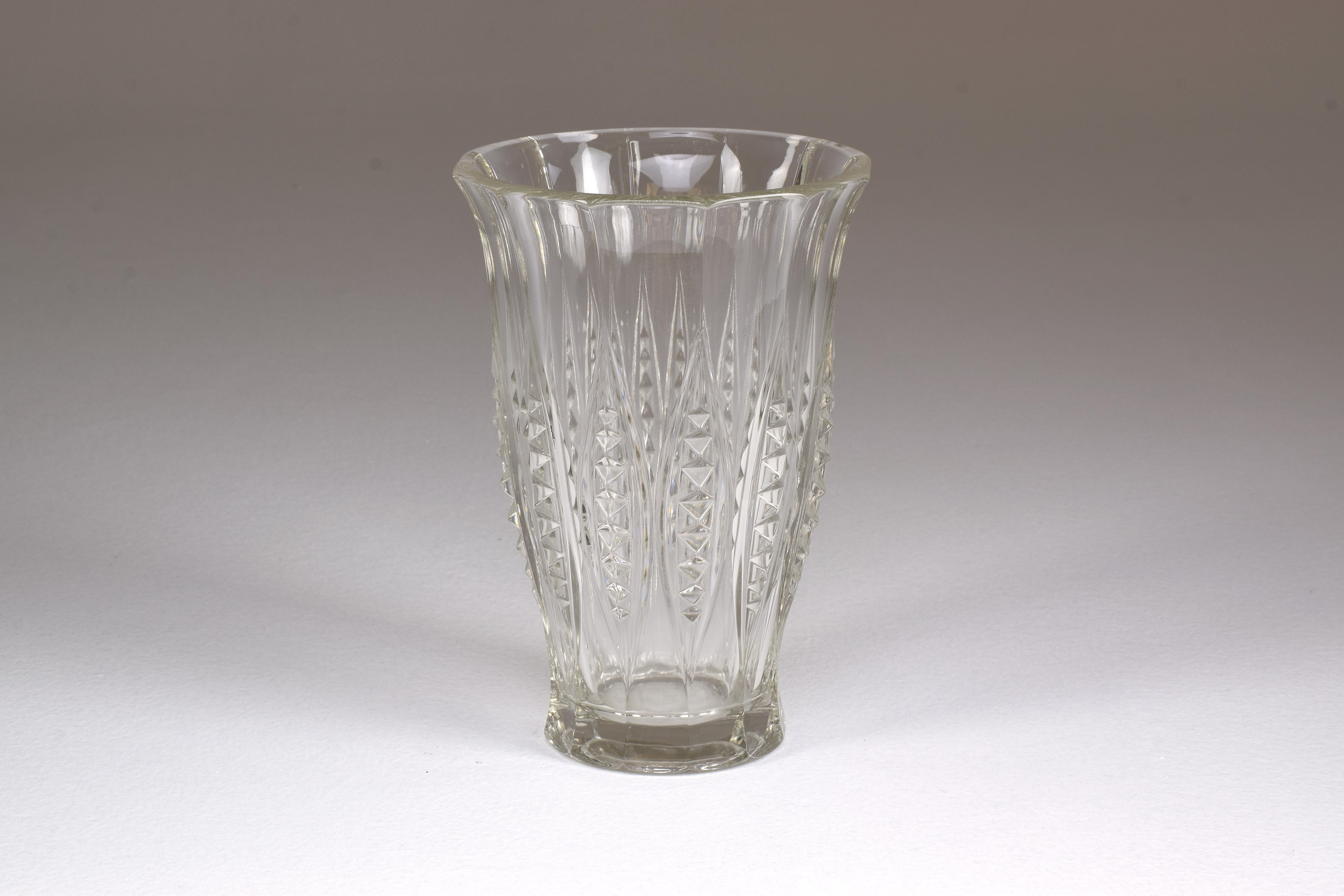 A cut crystal flower decorative vase, designed by Belgian designer Charles Graffart and showcased in the catalog of Val Saint-Lambert in 1935, for the LIXVAL series. It is designed with elegant diamond-cut shapes all around.
Belgium, 1930s.
Signed