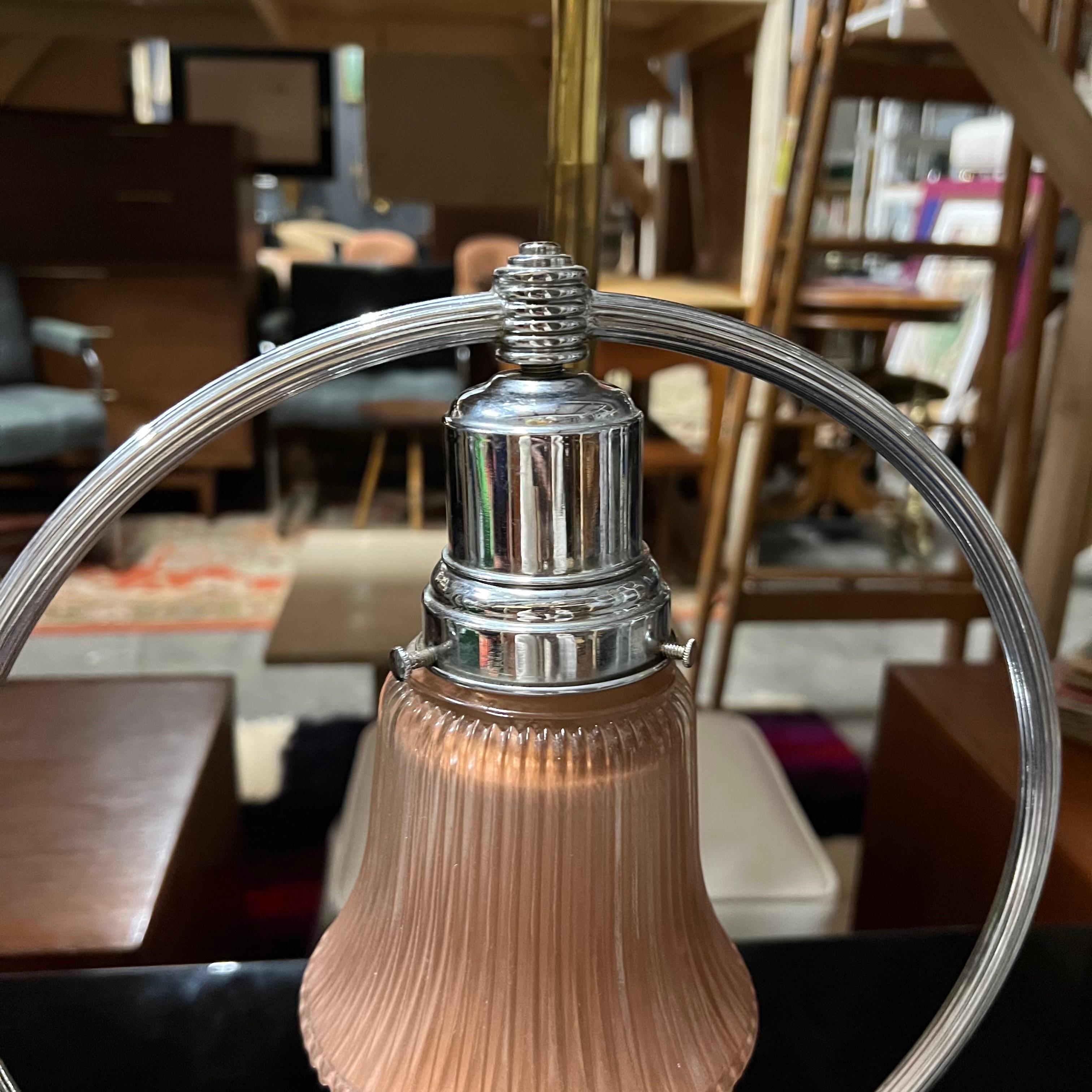Lampe de style Chase Art Déco des années 1930.   Cette lampe était également appelée lampe à cerceau.  Magnifique abat-jour en verre de couleur pêche, très approprié pour l'époque.  Cette pièce n'est pas marquée, mais elle est tout à fait dans le