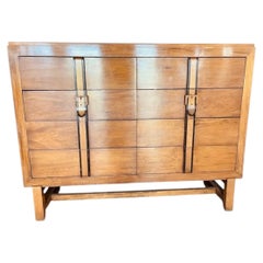 Cómoda Art Déco de los años 30, de madera de nogal, atribuida a John Widdicomb