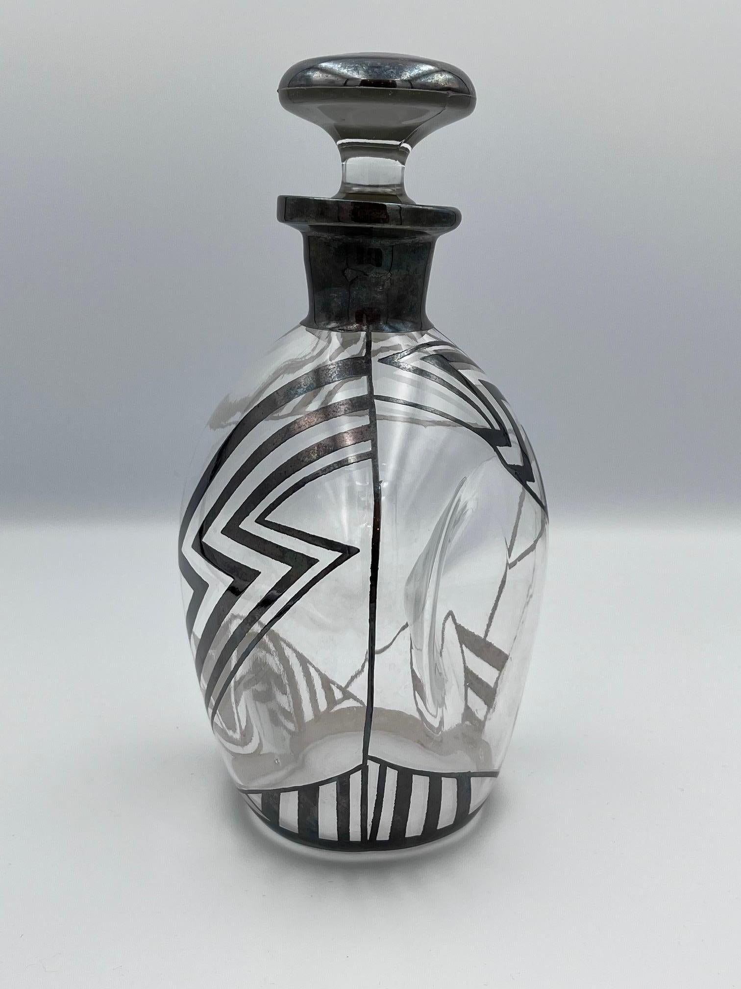 Carafe à décanter Art déco Chevron Lights en verre et en argent des années 1930 État moyen - En vente à Red Lion, PA