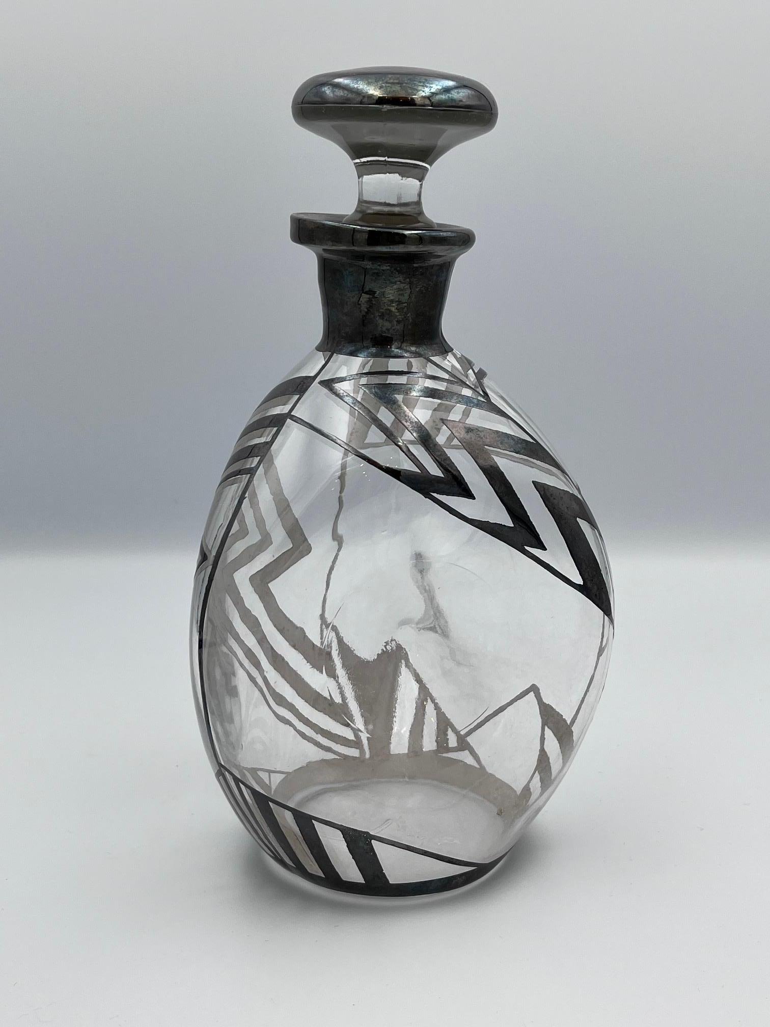 Milieu du XXe siècle Carafe à décanter Art déco Chevron Lights en verre et en argent des années 1930 en vente