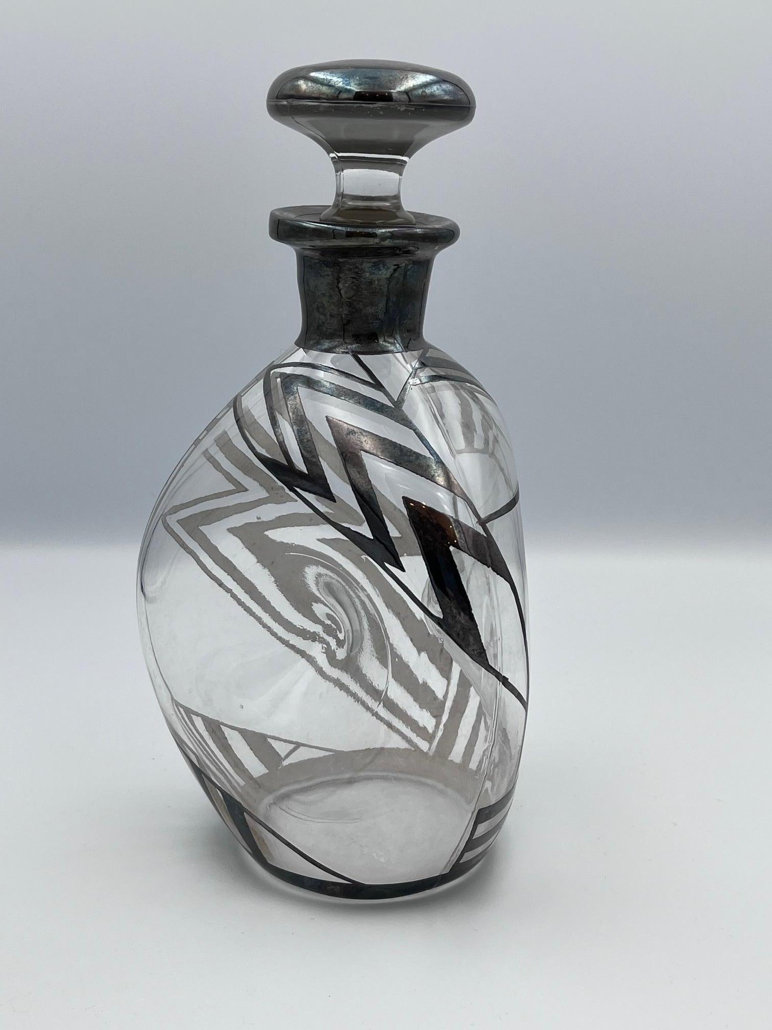 Argent Carafe à décanter Art déco Chevron Lights en verre et en argent des années 1930 en vente