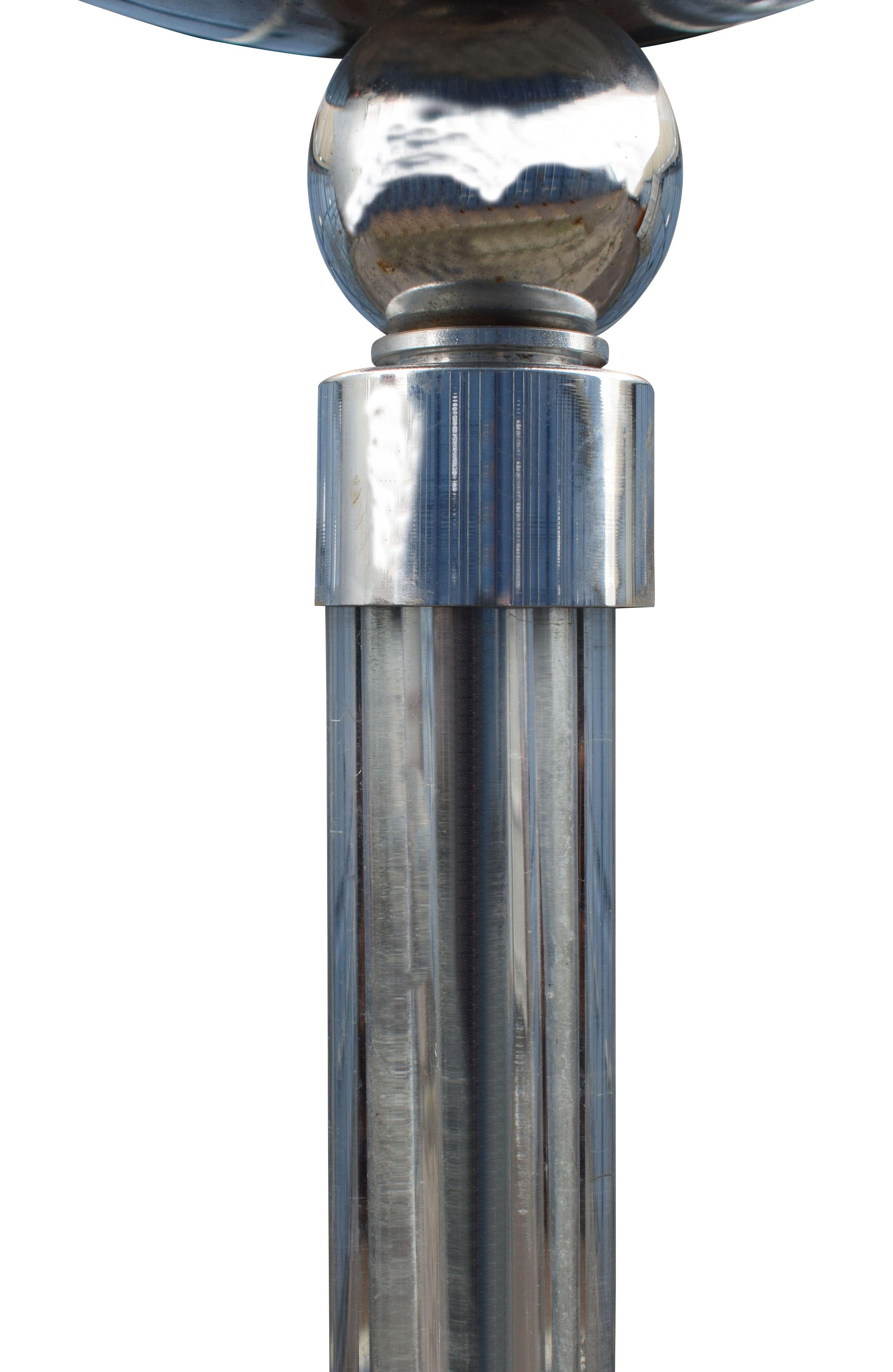 Sehr stilvolle Art-Déco-Leuchte aus den 1930er Jahren aus Chrom und Glas. Eine fabelhaft gestylte Stehlampe mit einer wokförmigen Chromhaube / Schirm mit Glasstäben, die den Stiel / die Säule bilden, mit einem runden Chromsockel, der beschwert ist.