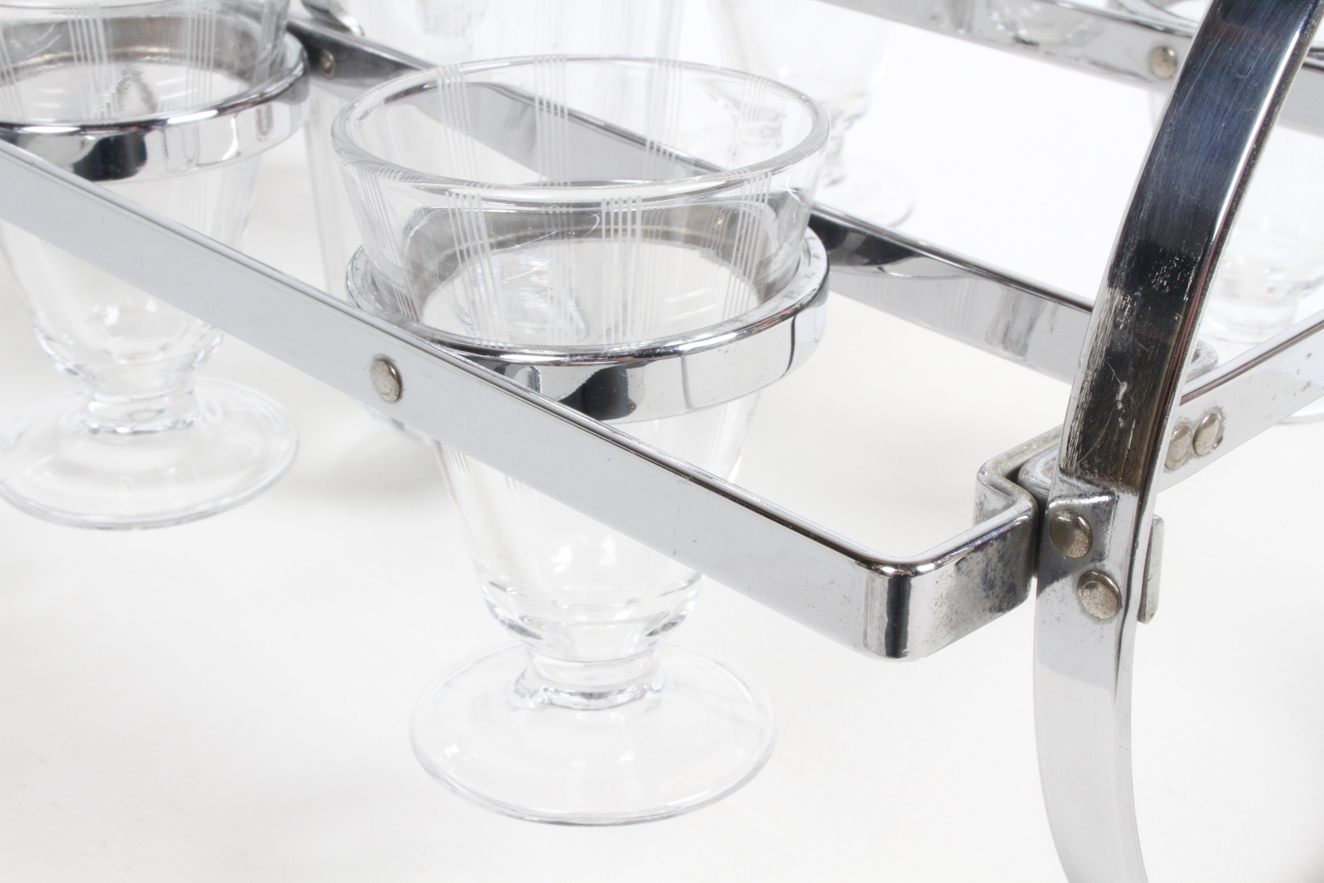 Shaker da cocktail cromato Art Deco degli anni '30 con sei bicchieri su supporto girevole in vendita 6