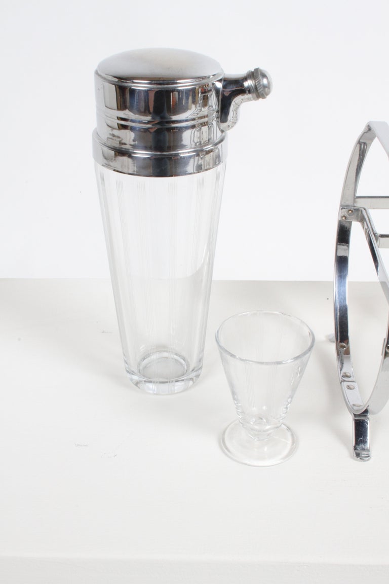 1930s Art Deco Chrome Cocktail Shaker with Six Glasses on Gyroscopic Caddy Stand For Sale 10