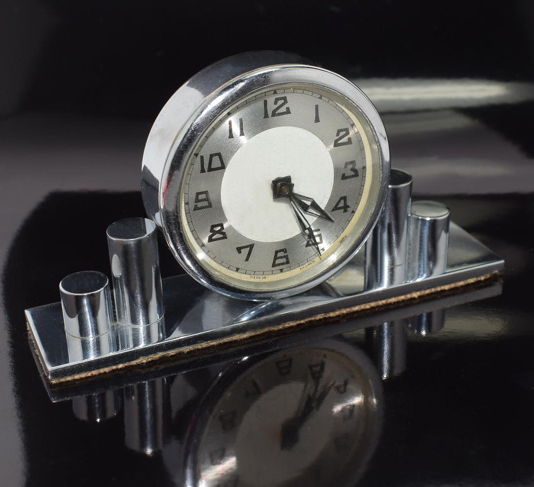 This clock can't be mistaken for any other era can it? Sweet little desk top clock with the case in Classic Art Deco geometric skyscraper shape and stylised Art Deco numerals. The clock face is marked to the very edge 'Made in France'. Condition is