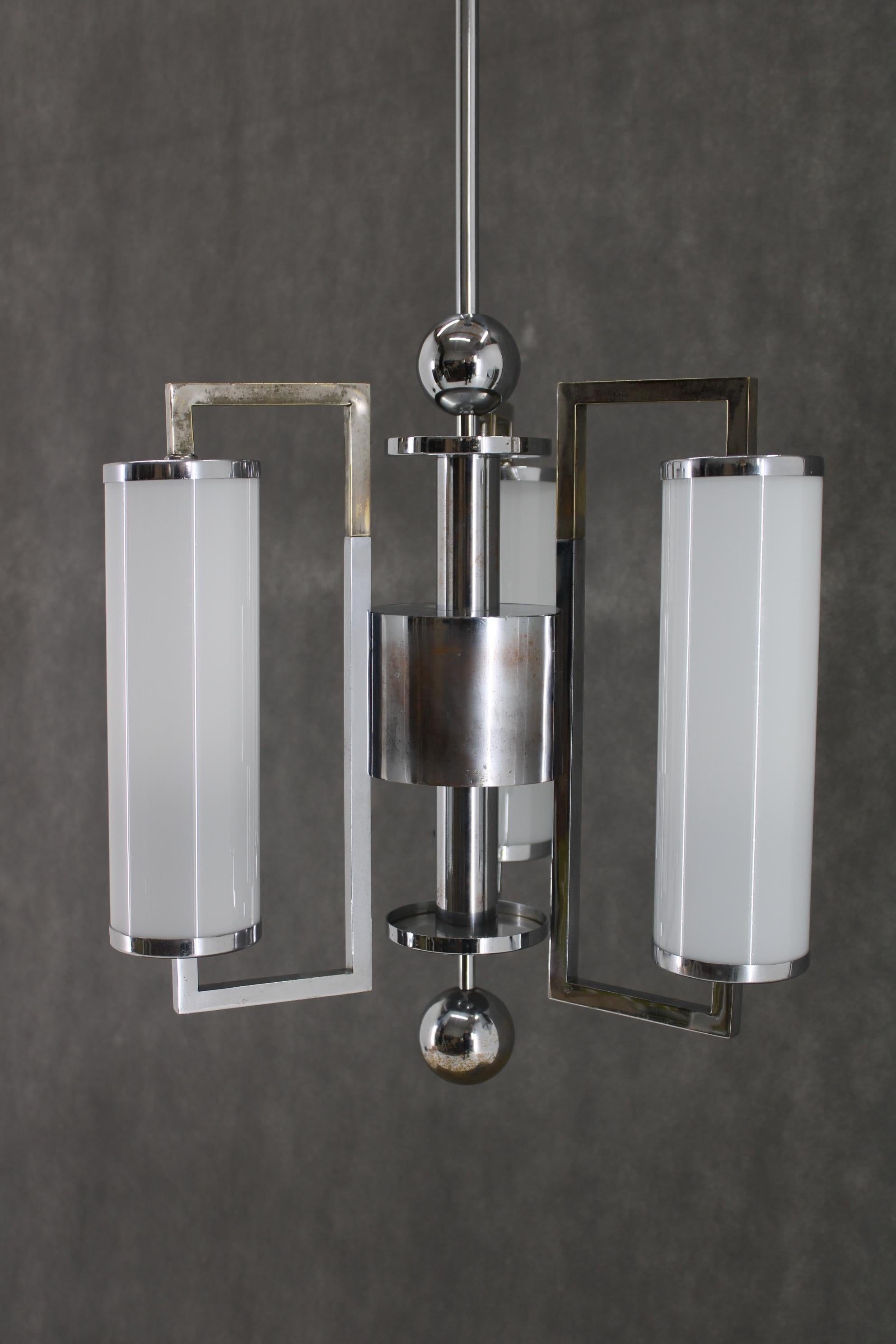  - Ripristinato
 - Pulito e ricablato
 - 3x , lampadine E26-E27
 - Compatibile con il cablaggio degli Stati Uniti 
- Superficie cromata con alcuni segni di utilizzo 