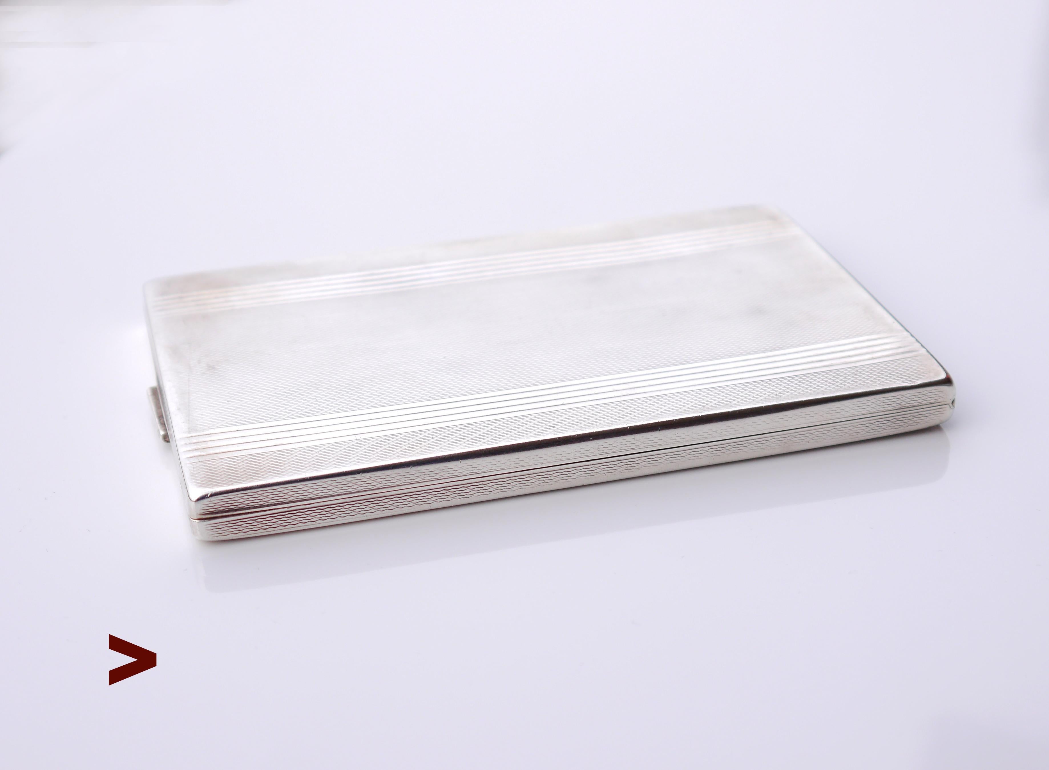 Art Deco Zigarettenetui aus Sterlingsilber mit dem gleichen gravierten Dekor auf beiden Seiten. Hergestellt in den Jahren ca. 1920-1930. Gepunztes Sterling, schwedische Importpunzen, E& K.  Logo des Herstellers.

Abmessungen:   12,5 cm x 8 cm x 9 mm